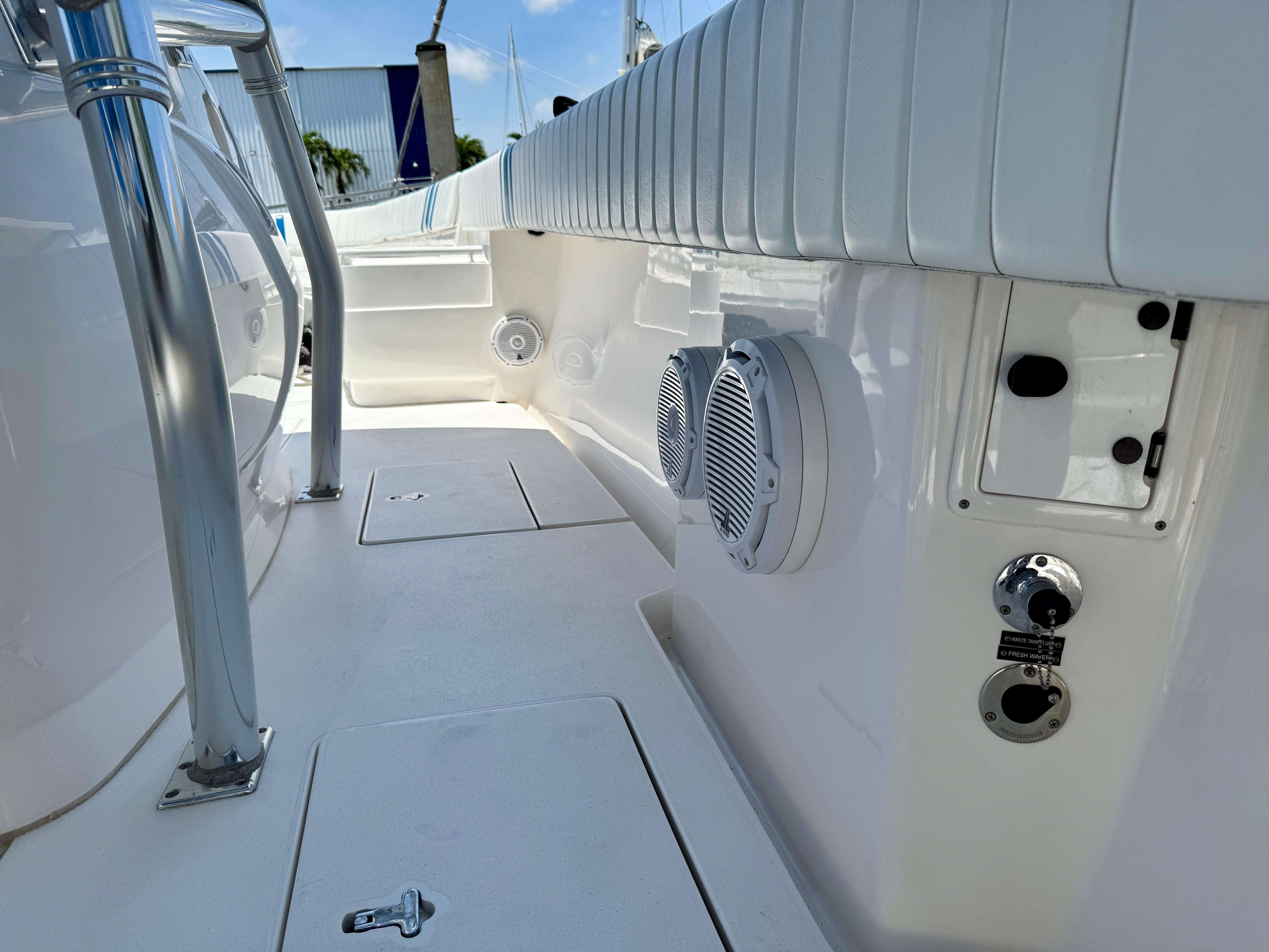 2017-intrepid-400-center-console-power-9787272-20250508104636037-1_XLARGE