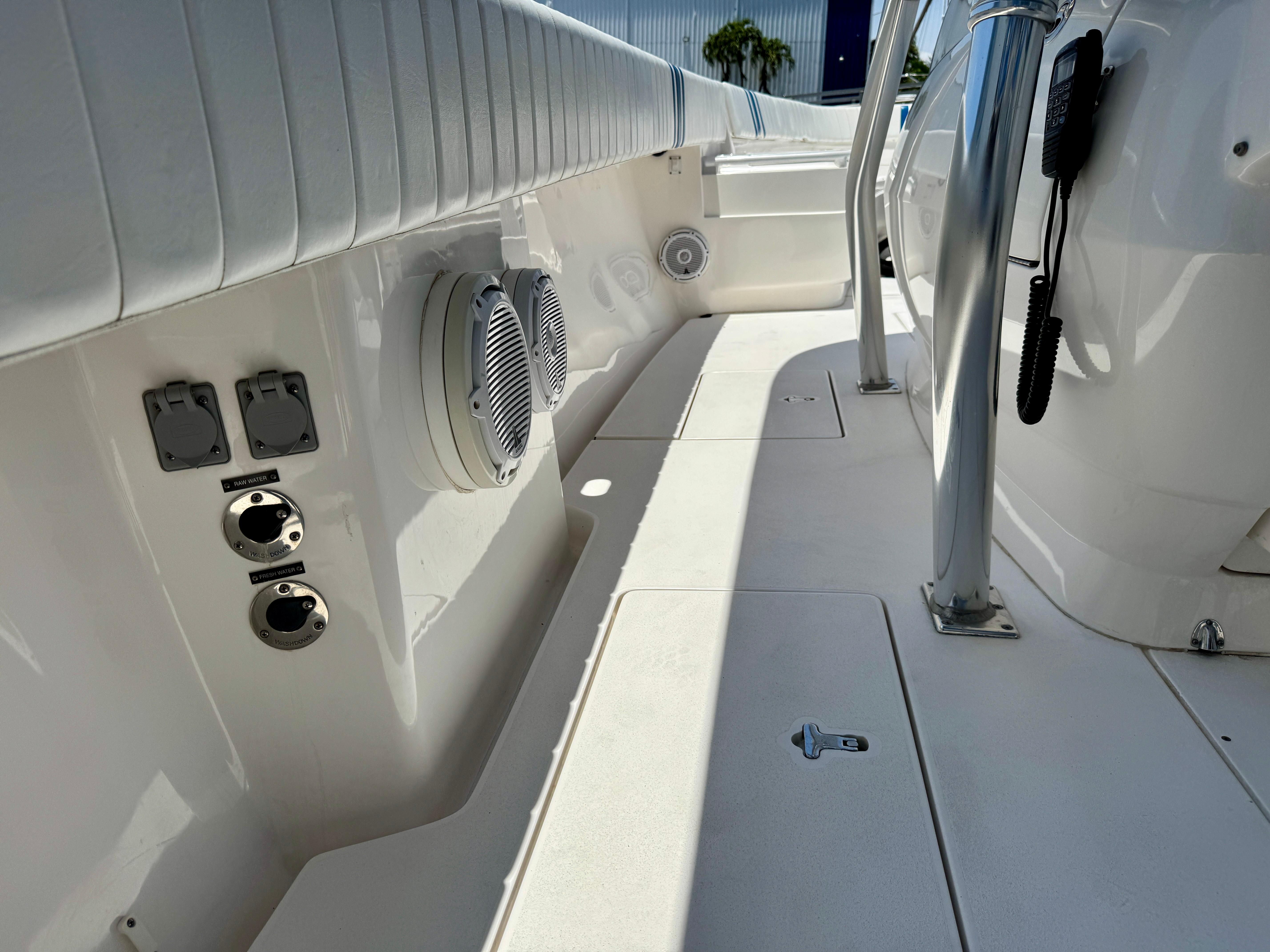 2017-intrepid-400-center-console-power-9787272-20250508104645126-1_XLARGE