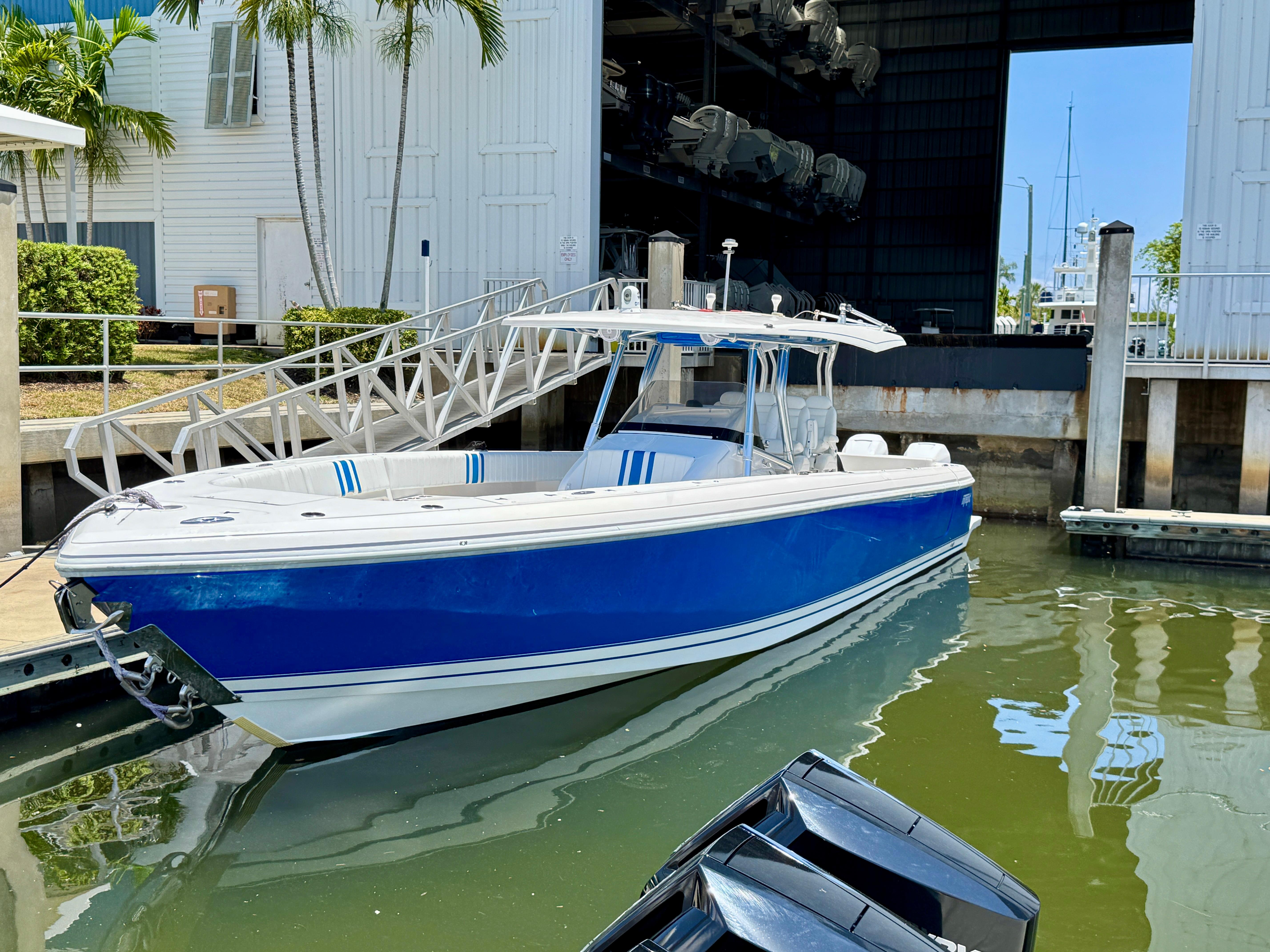2017-intrepid-400-center-console-power-9787272-20250508104849454-1_XLARGE