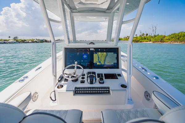 Invincible 37 DOWN THE LINE - Helm Console Electronics