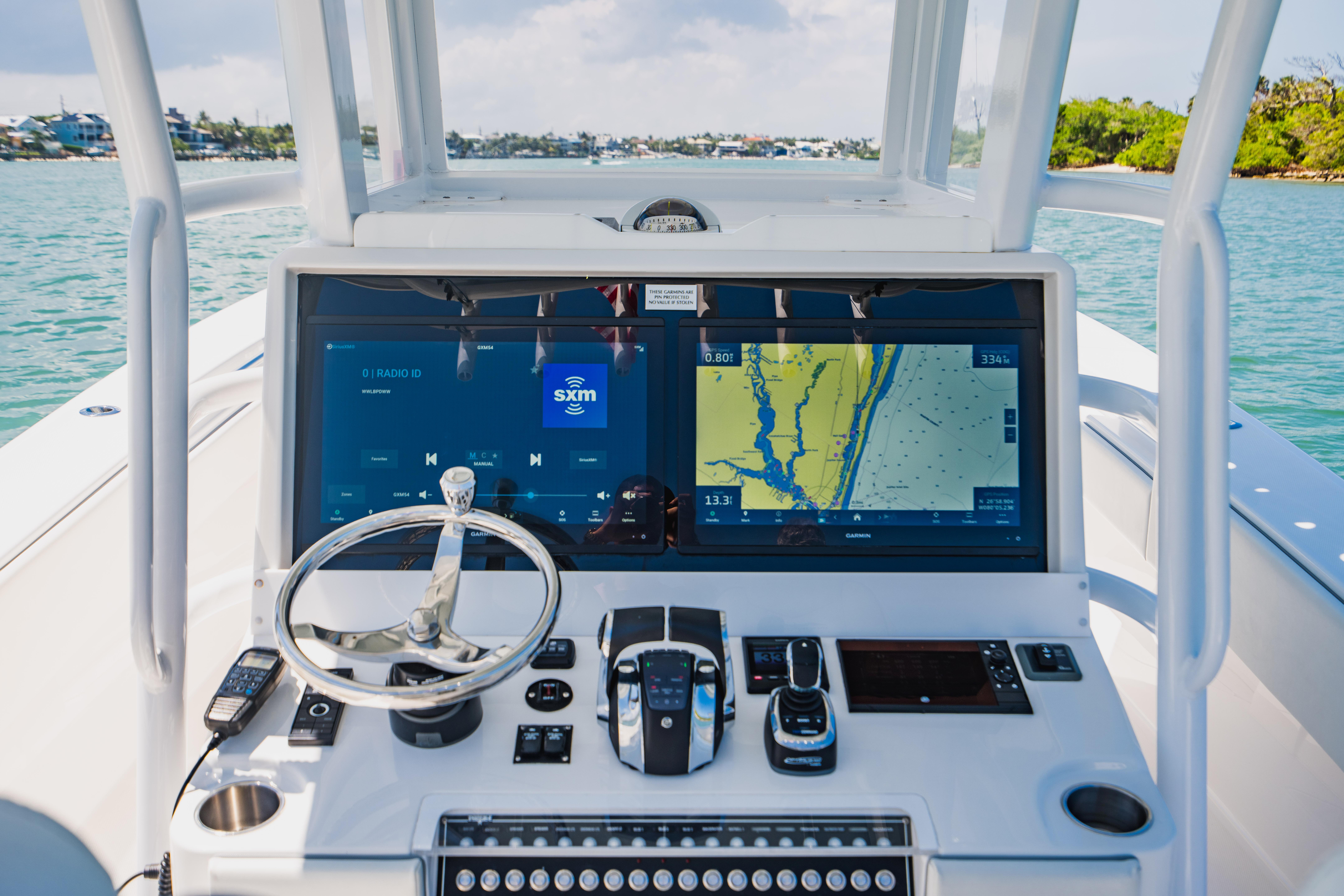 Invincible 37 DOWN THE LINE - Helm Console Electronics