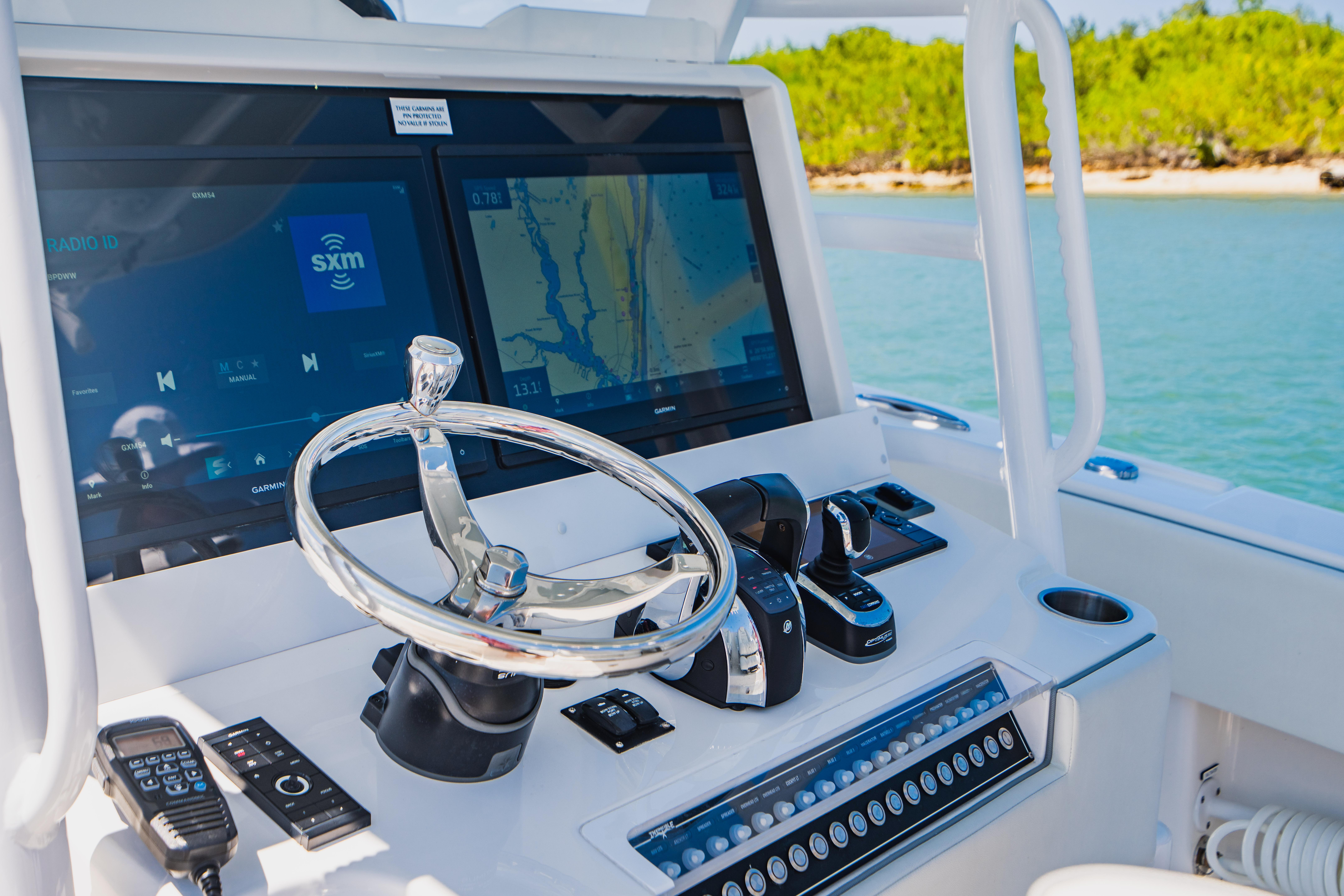 Invincible 37 DOWN THE LINE - Helm Console Electronics