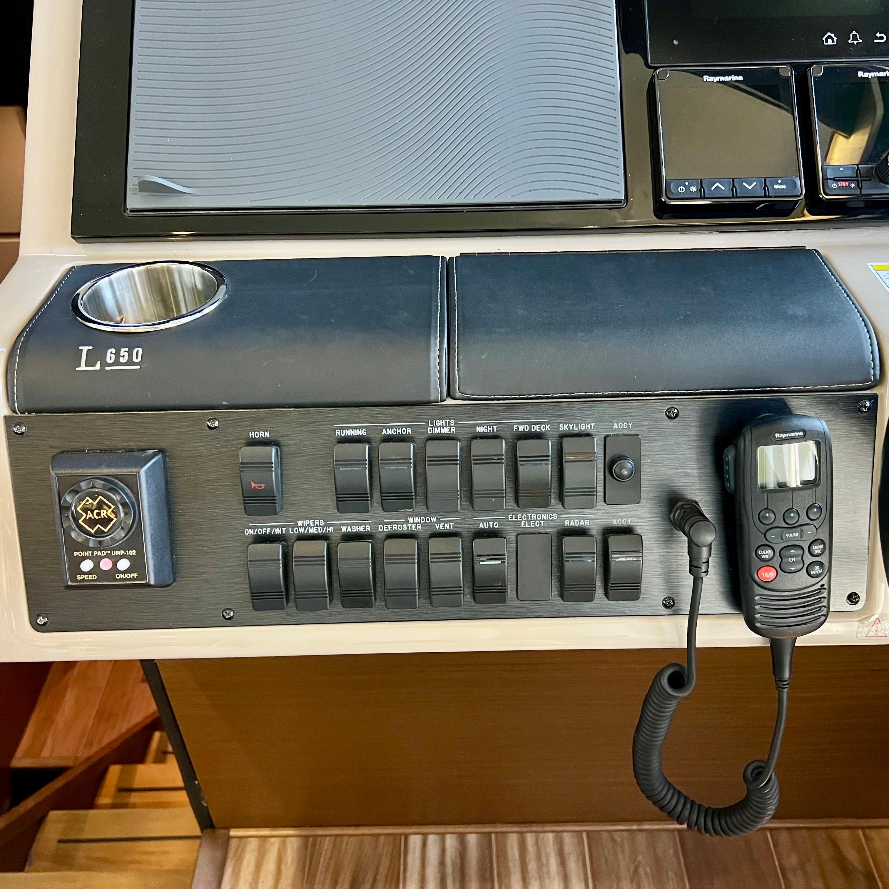VHF, helm switches w/spotlight control
