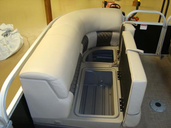 2020 Sun Tracker boat for sale, model of the boat is Party Barge® 22 RF DLX & Image # 9 of 28