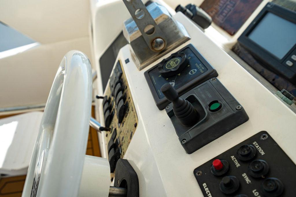 Sea Ray 55 Knottin Matters - Helm electronics