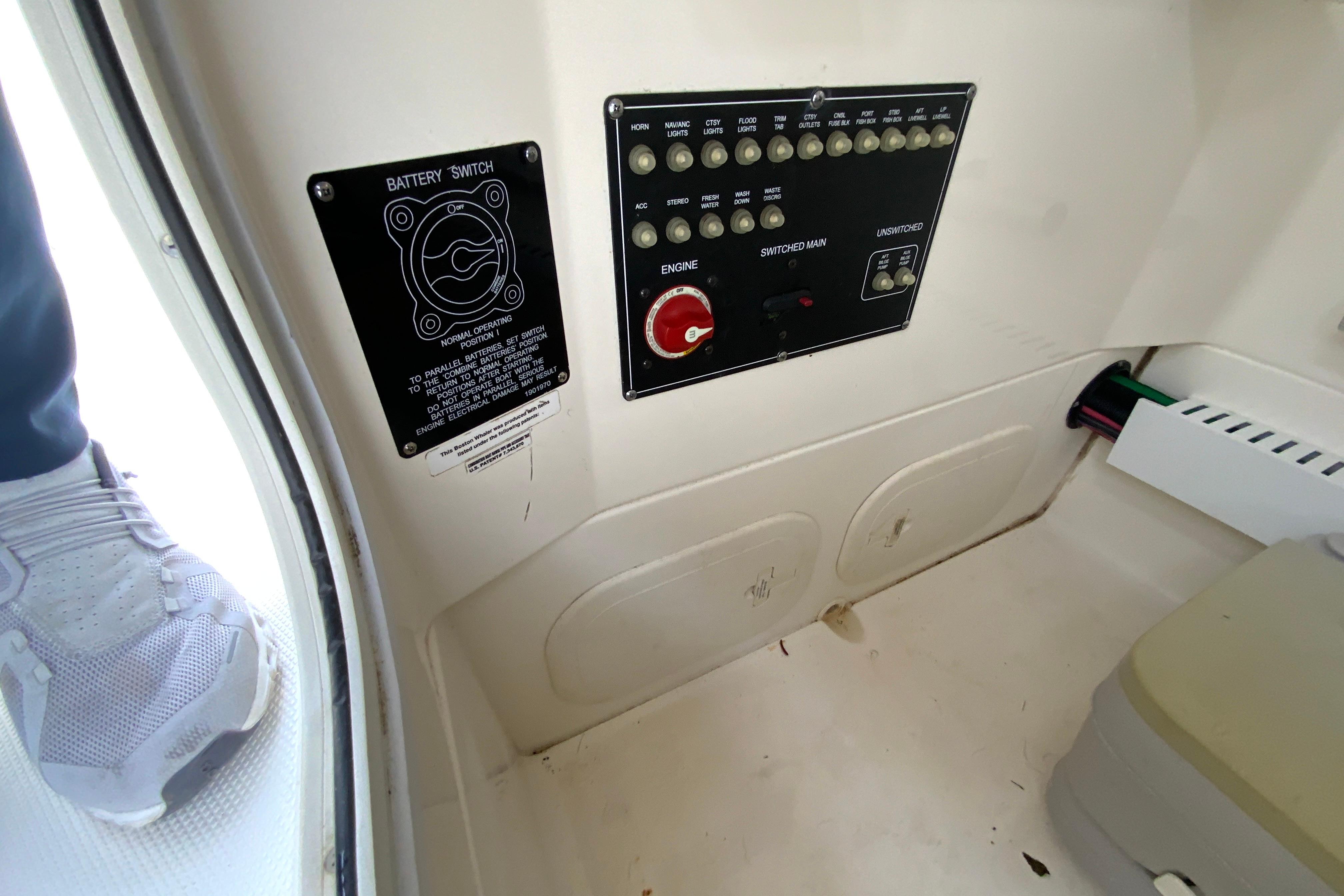 2019 Boston whaler 230 Outrage-54
