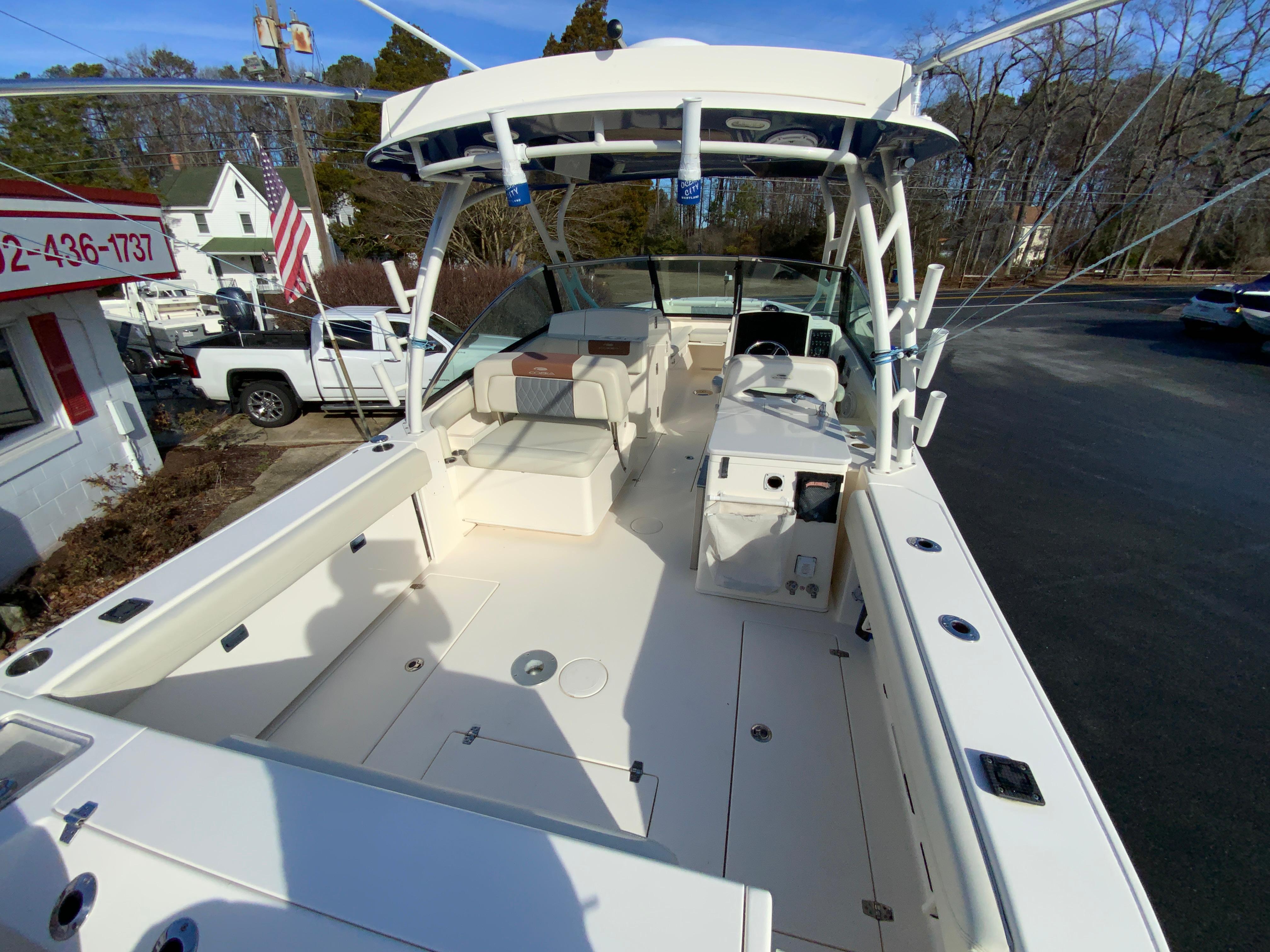 2019 Cobia 280 Dual Console-11