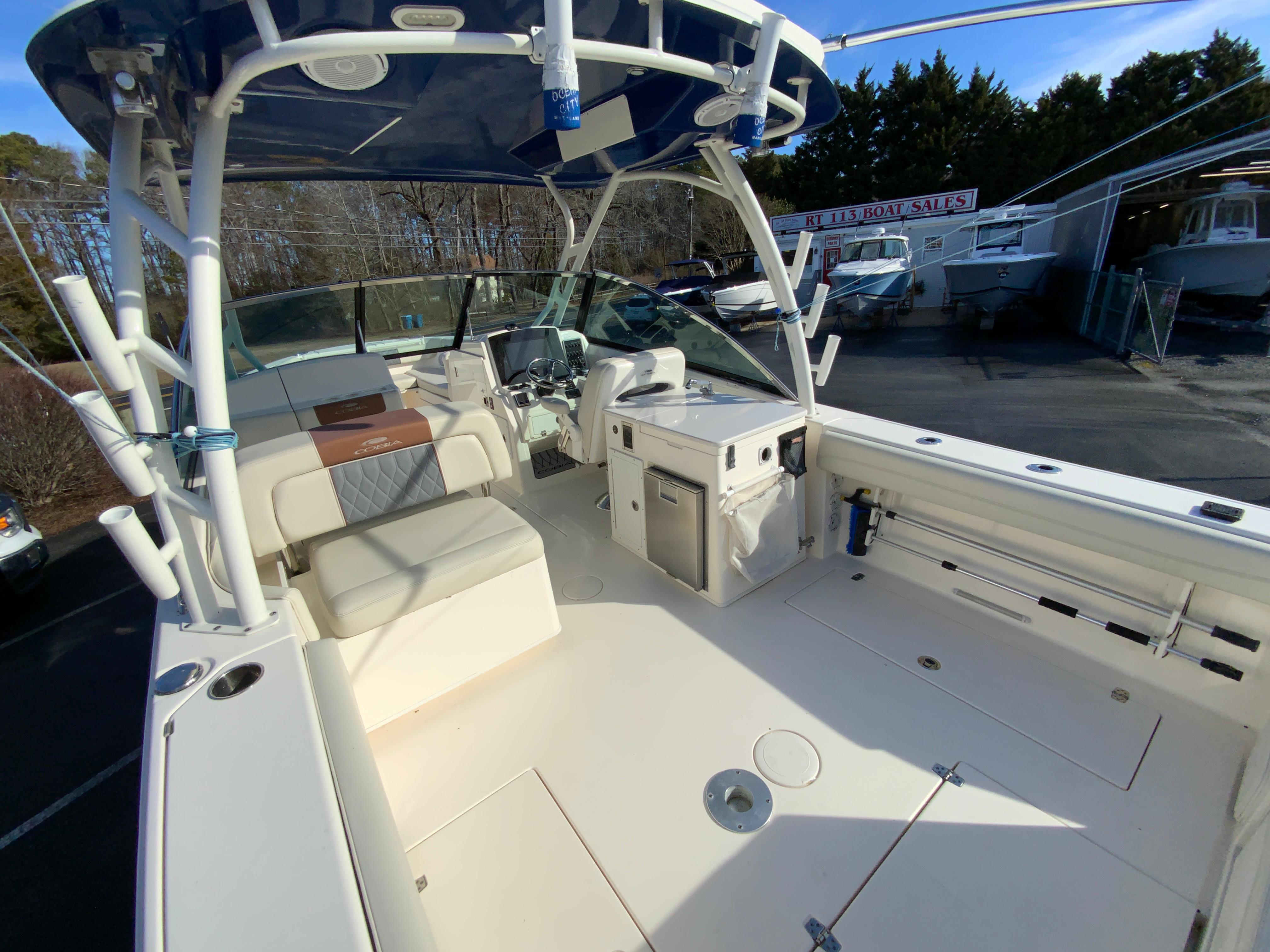 2019 Cobia 280 Dual Console-12