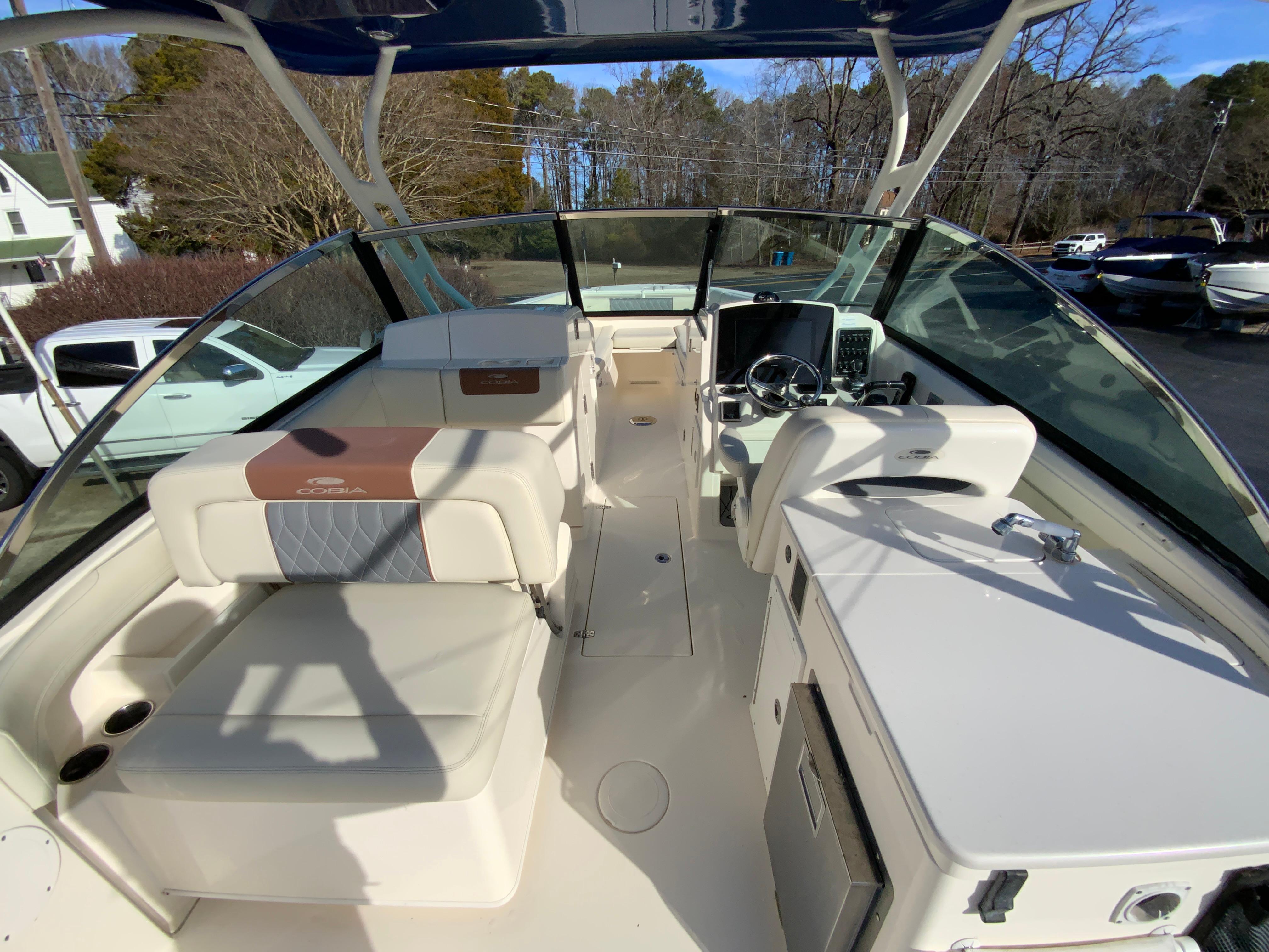 2019 Cobia 280 Dual Console-15