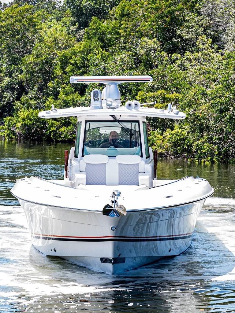 2022 HCB 42 Lujo-Wake Turbulence-Bow