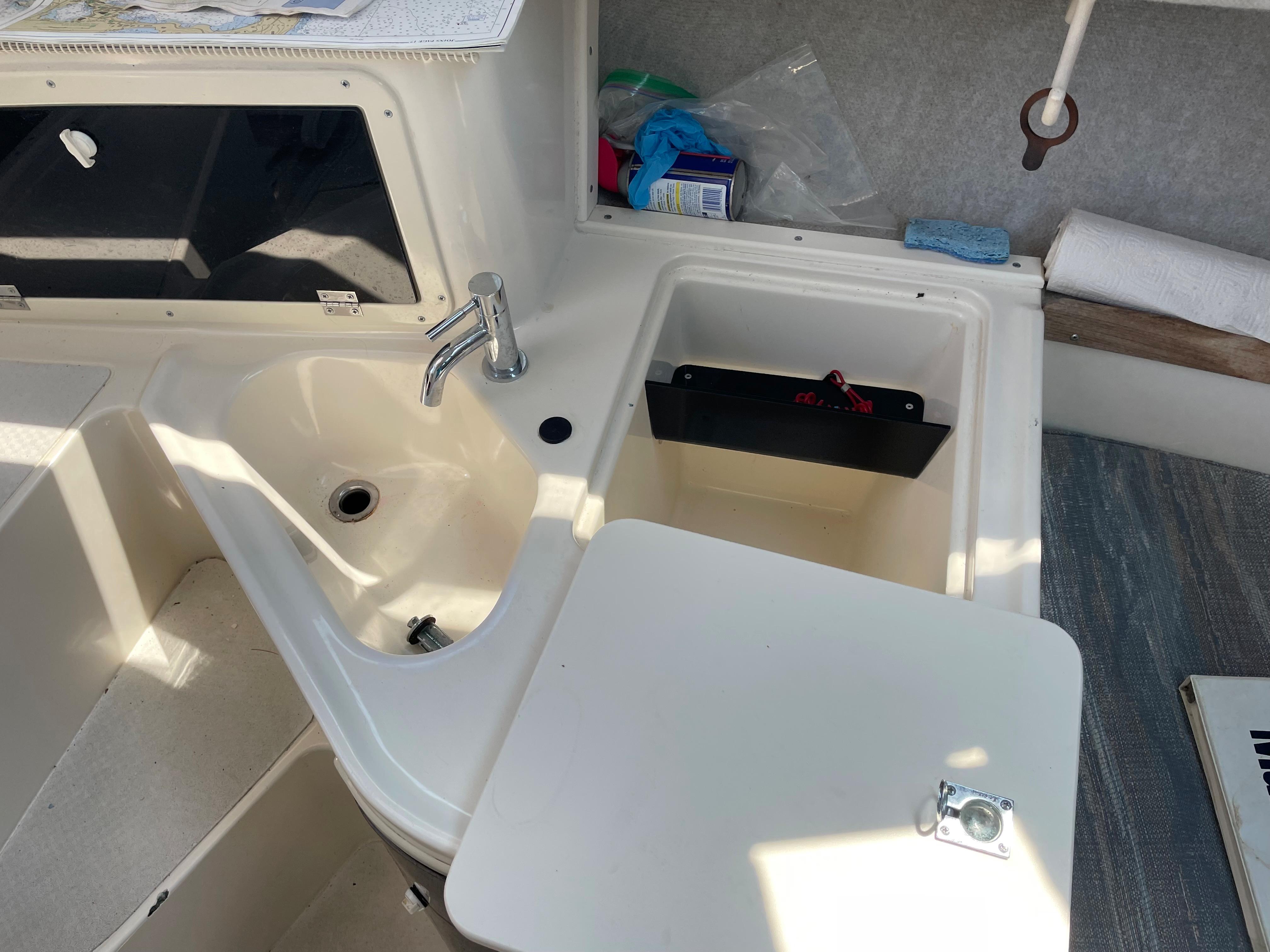 25 ft Grady-White 25 SAILFISH Small sink with refrigerator