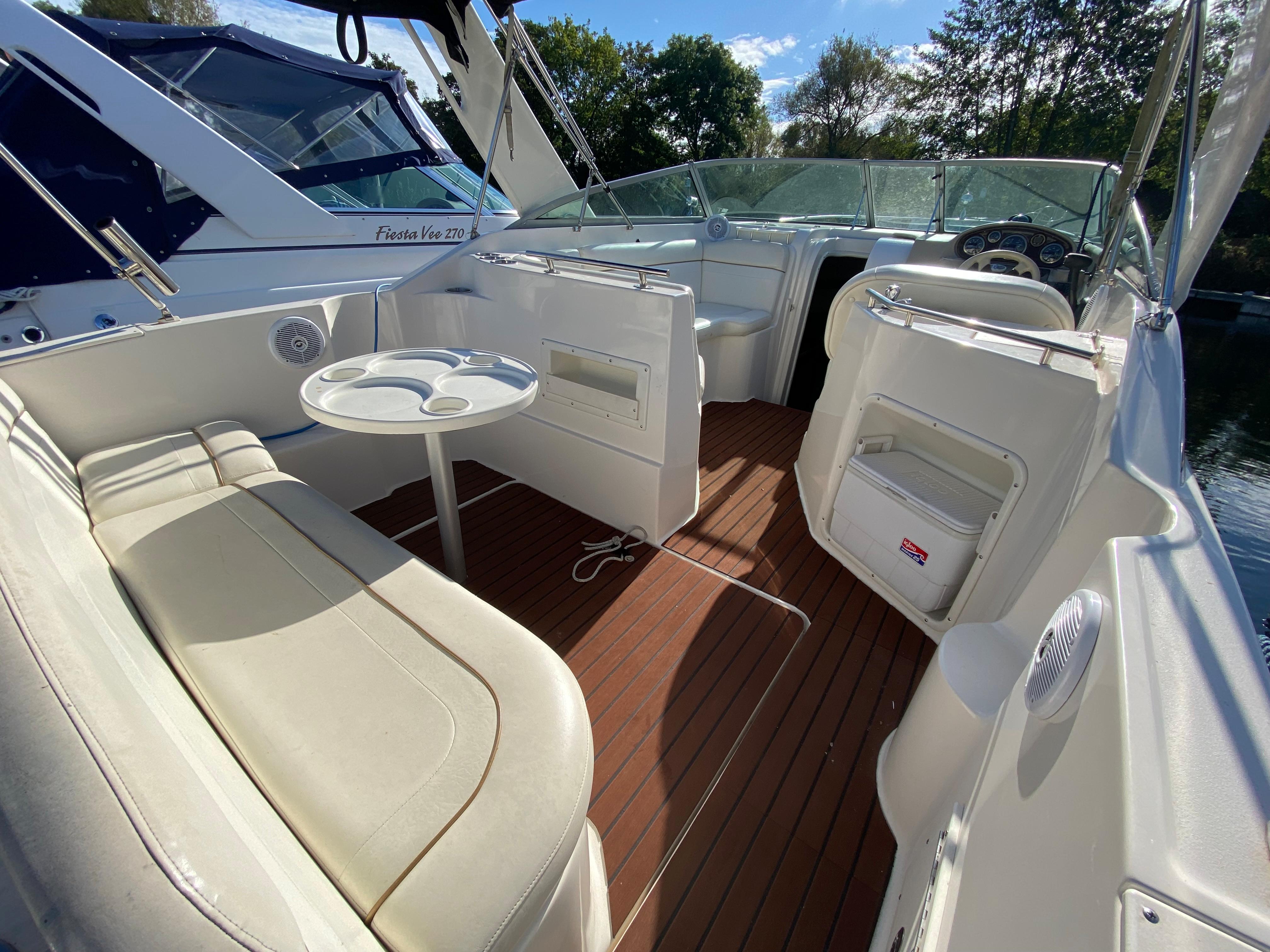 2002 Rinker 270 Fiesta Vee