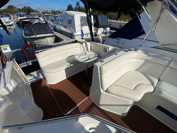 2002 Rinker 270 Fiesta Vee