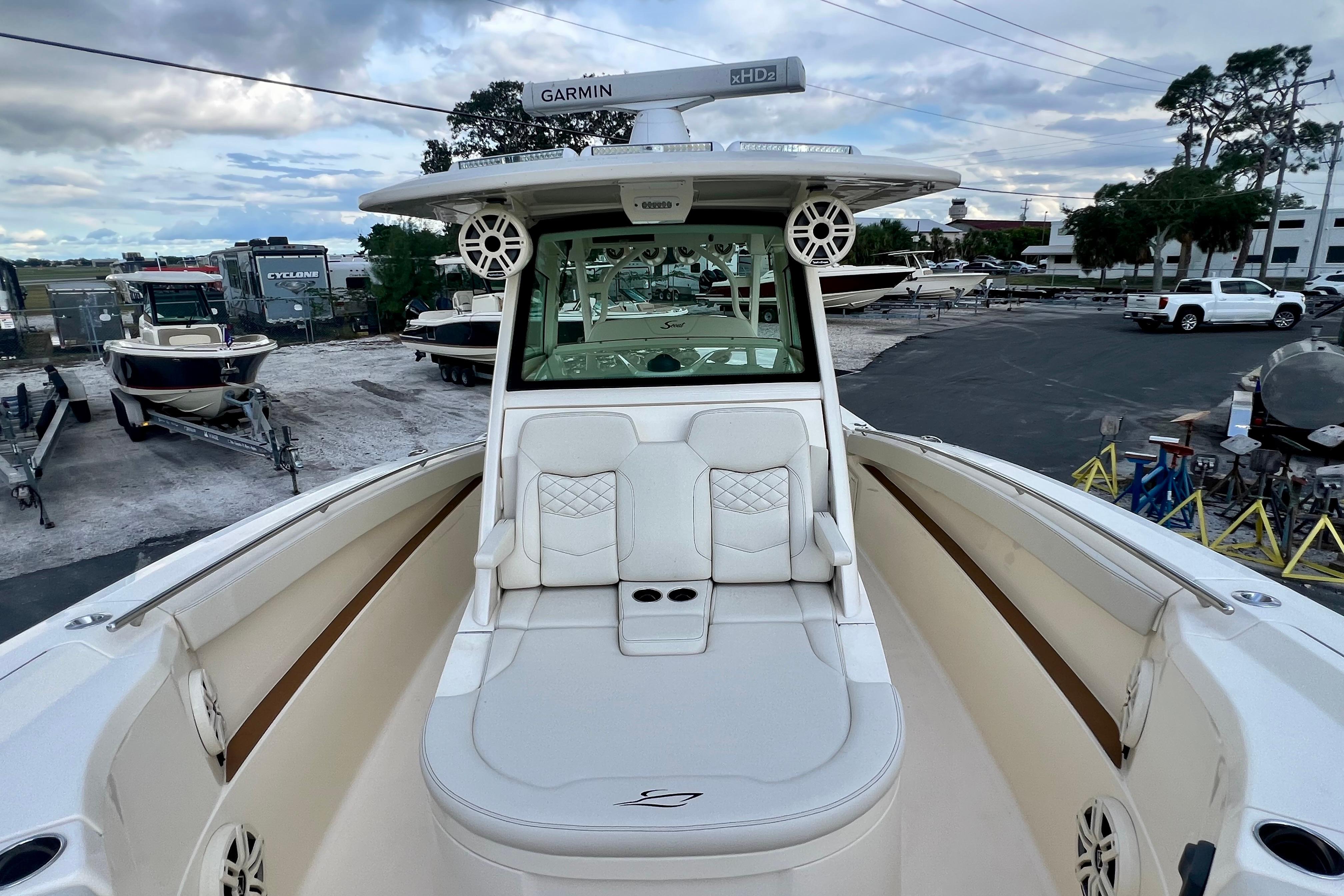 2023 Scout 330 LXF-15