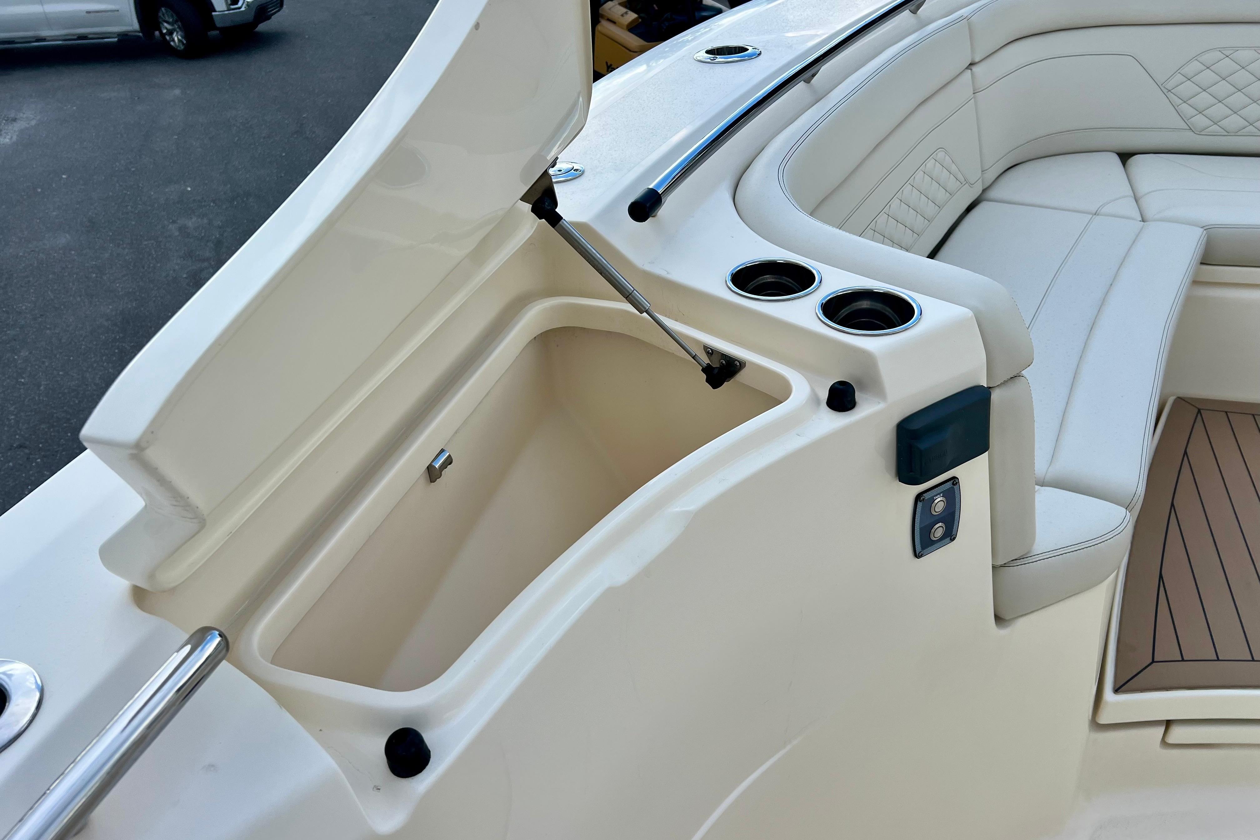 2023 Scout 330 LXF-16