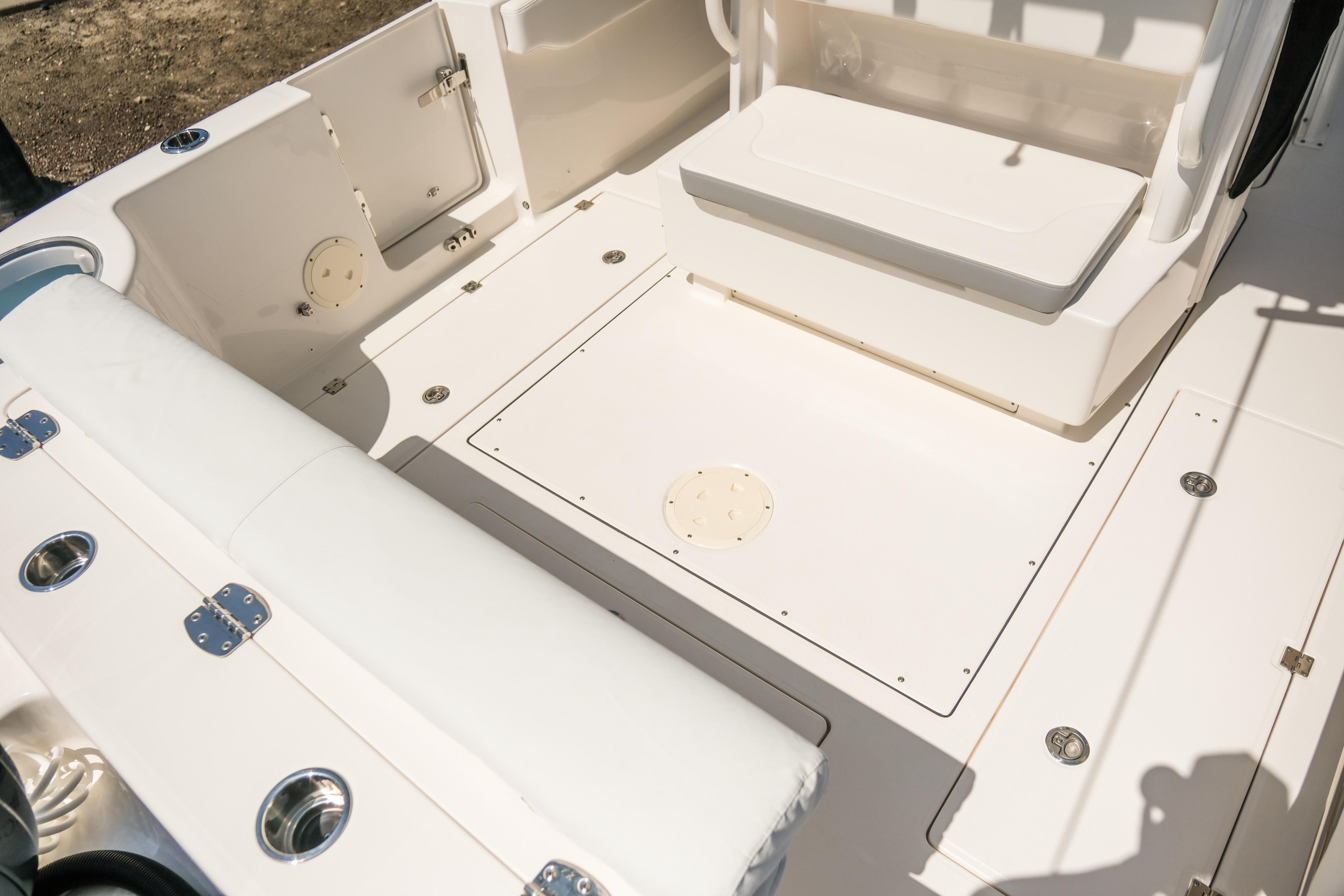 2023-robalo-r302-center-console-power-9817456-20250613121429361-1_XLARGE