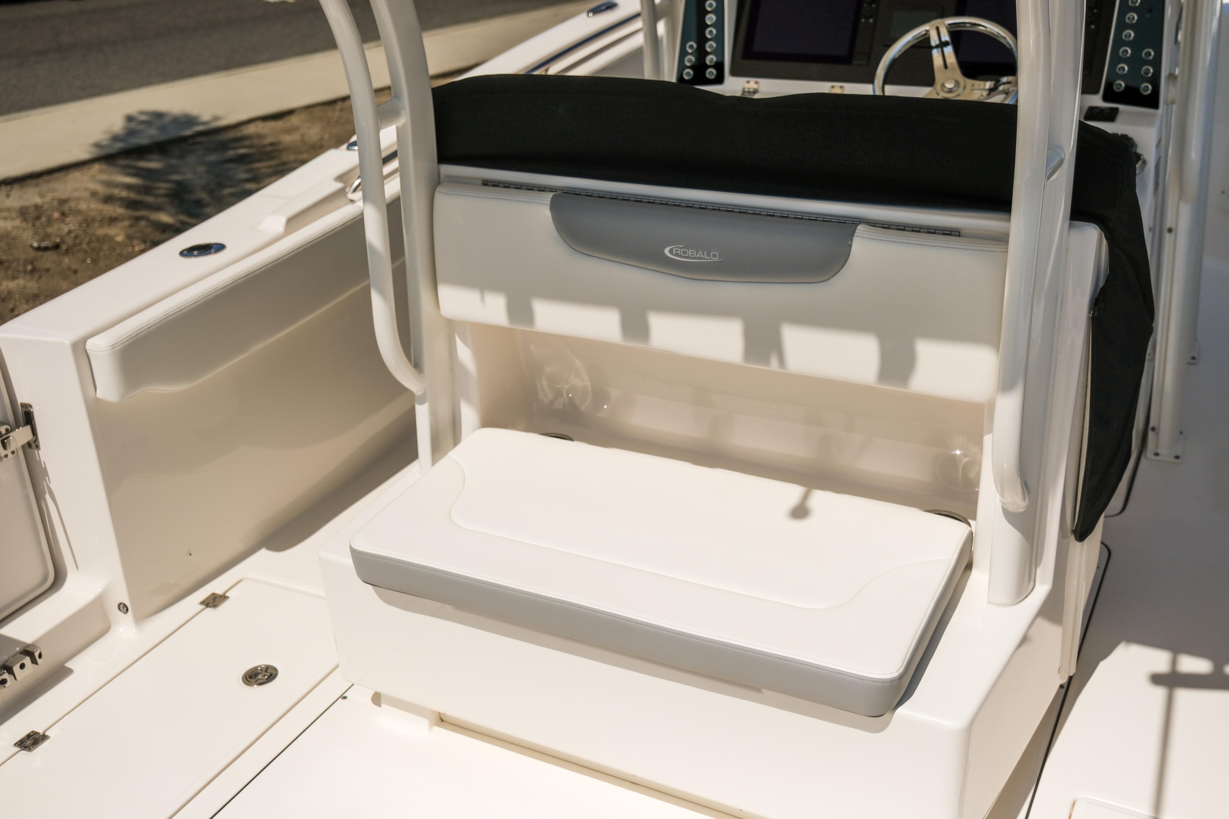 2023-robalo-r302-center-console-power-9817456-20250613121433017-1_XLARGE