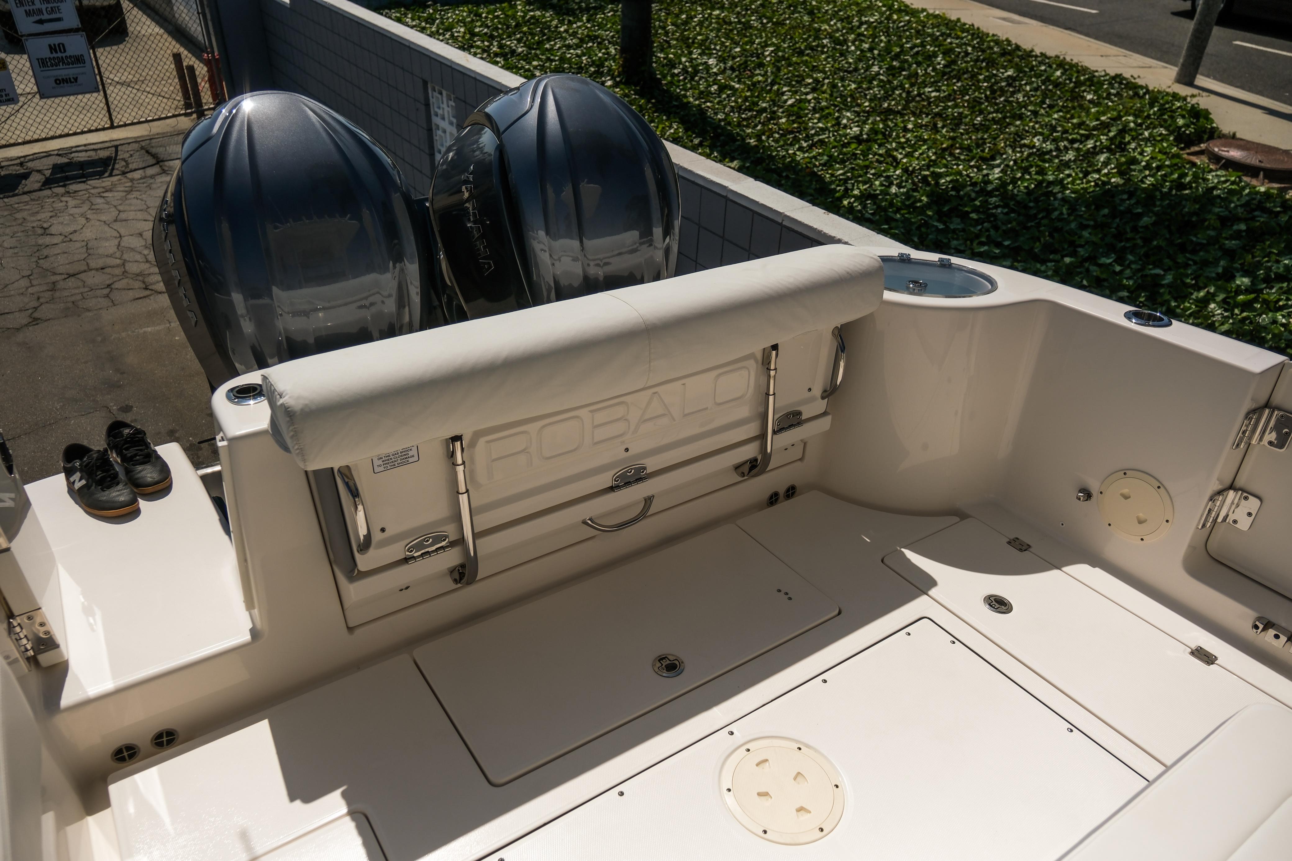 2023-robalo-r302-center-console-power-9817456-20250613121436926-1_XLARGE