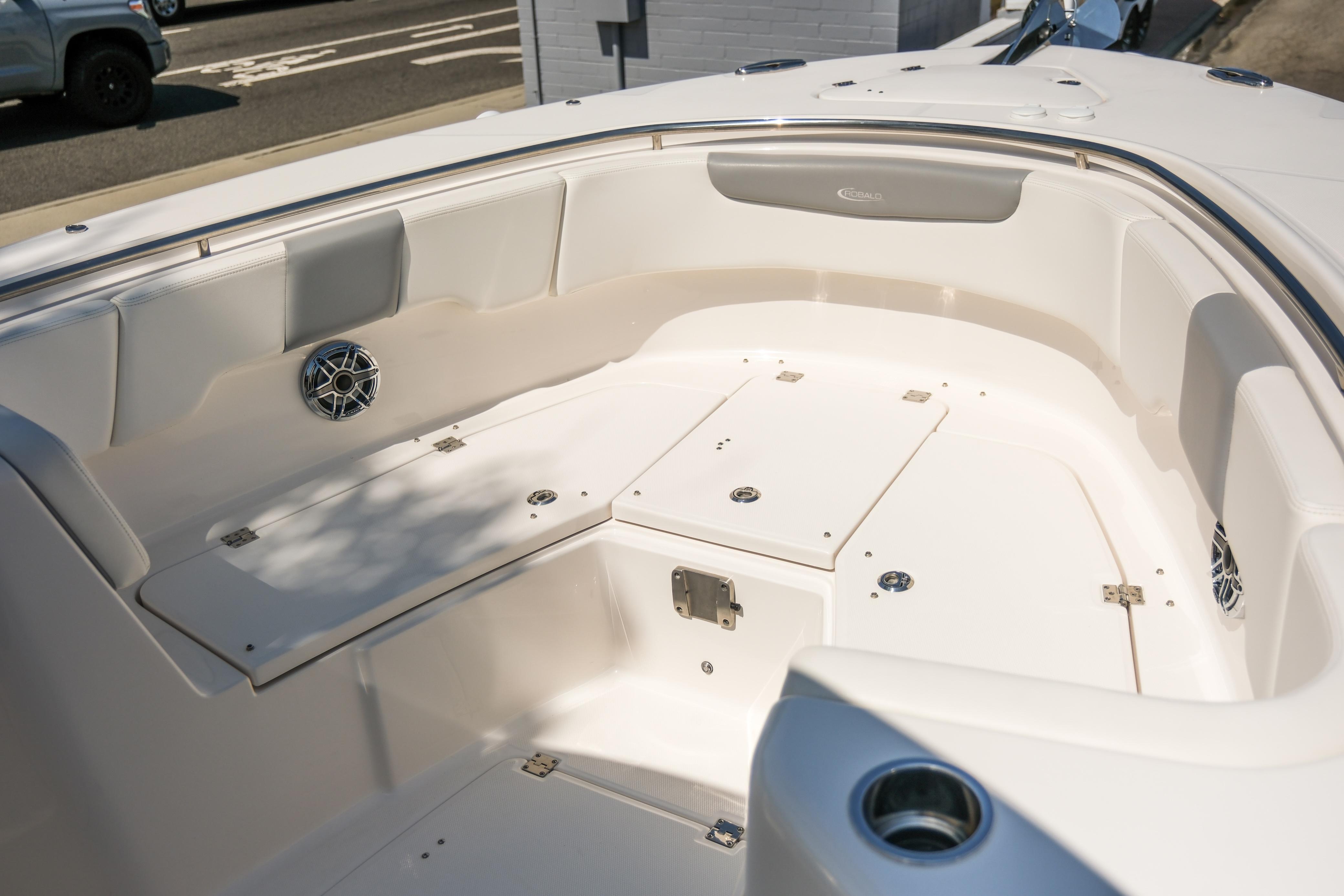 2023-robalo-r302-center-console-power-9817456-20250613121443636-1_XLARGE