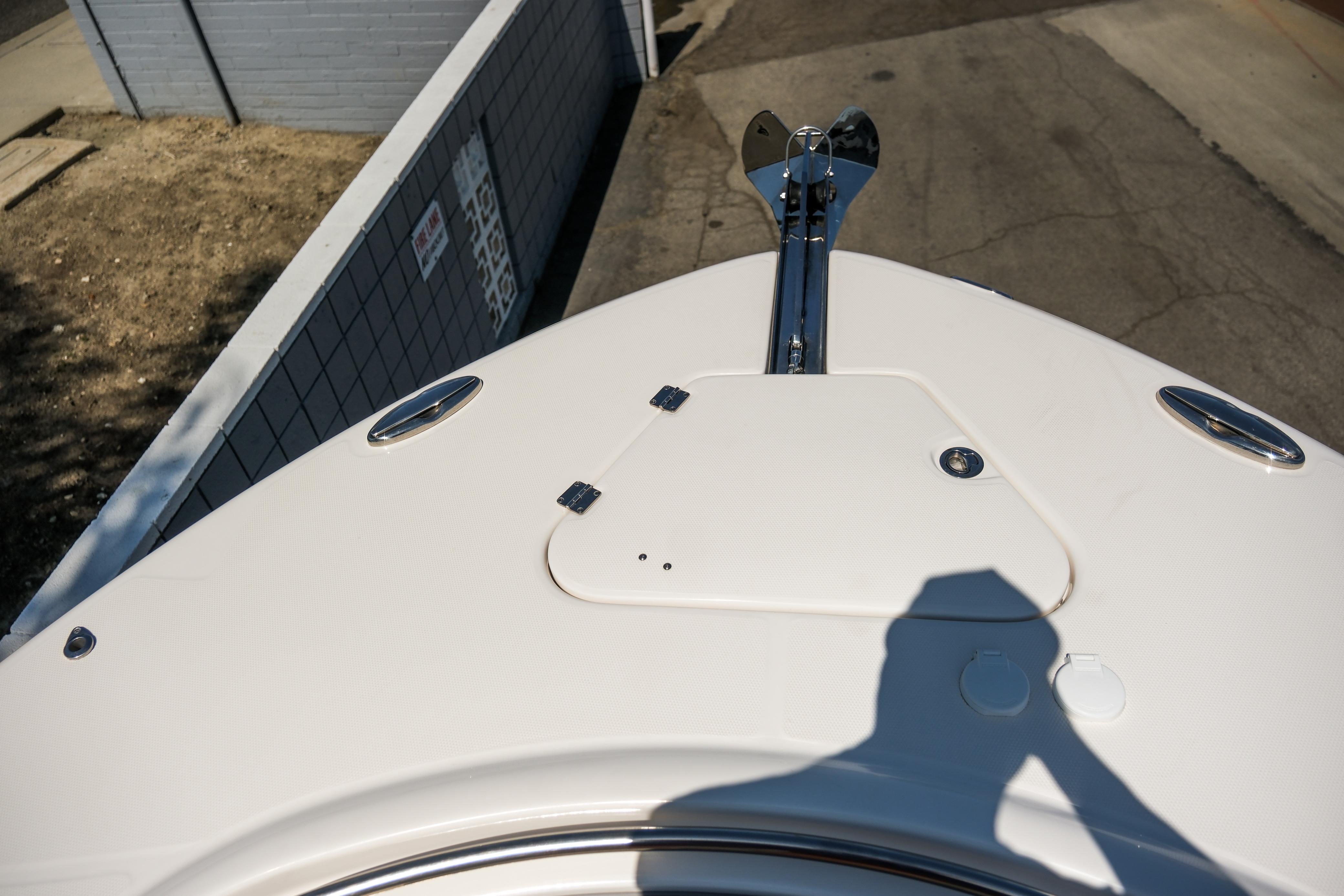 2023-robalo-r302-center-console-power-9817456-20250613121446749-1_XLARGE