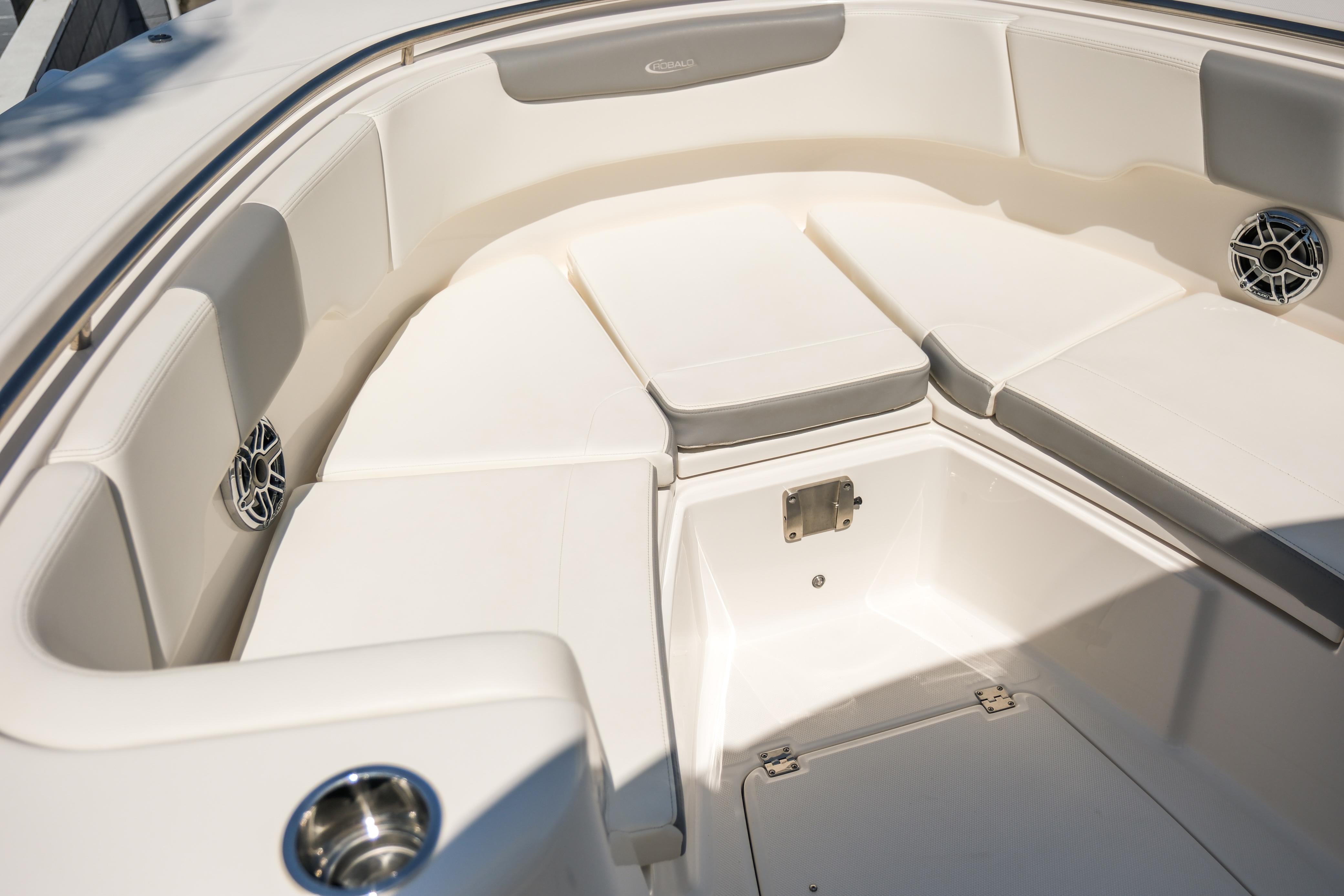 2023-robalo-r302-center-console-power-9817456-20250613121452579-1_XLARGE