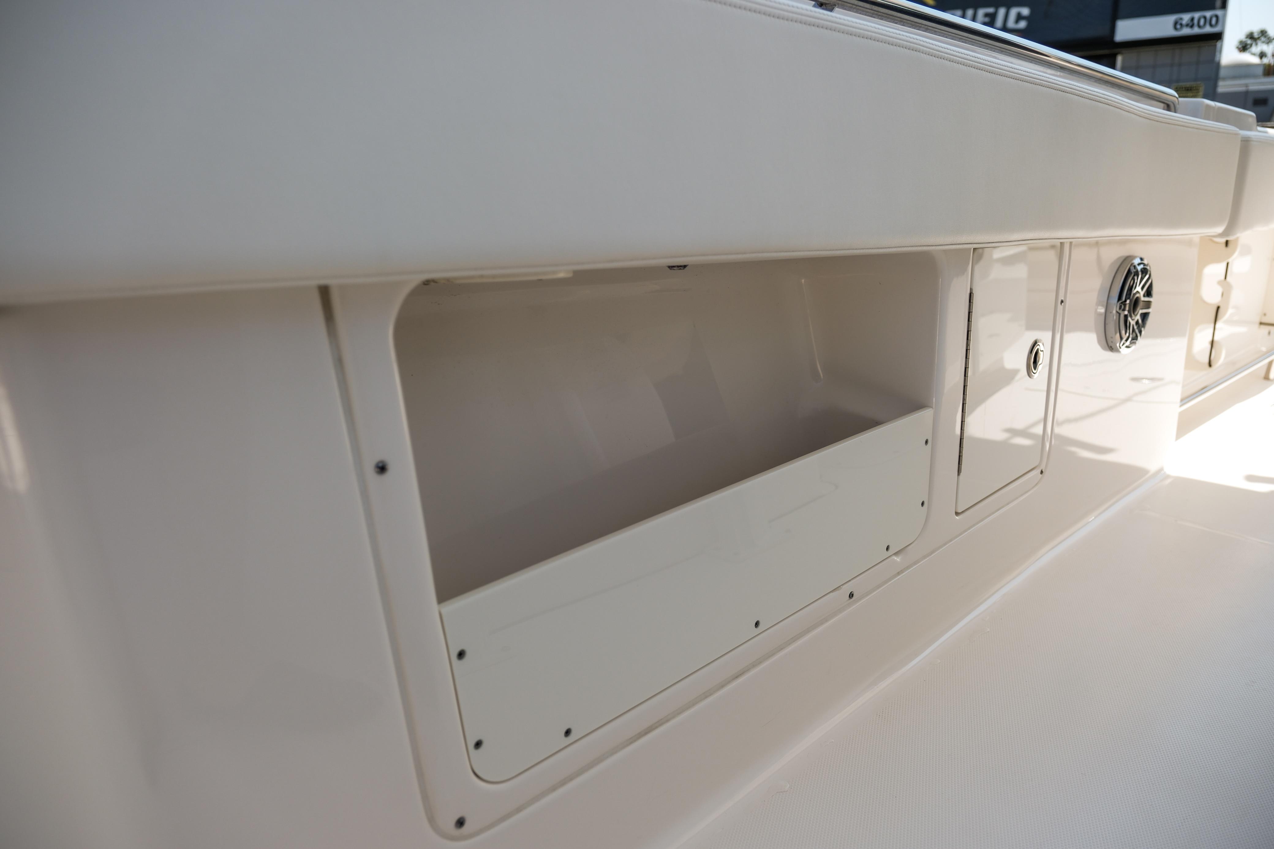 2023-robalo-r302-center-console-power-9817456-20250613121501620-1_XLARGE