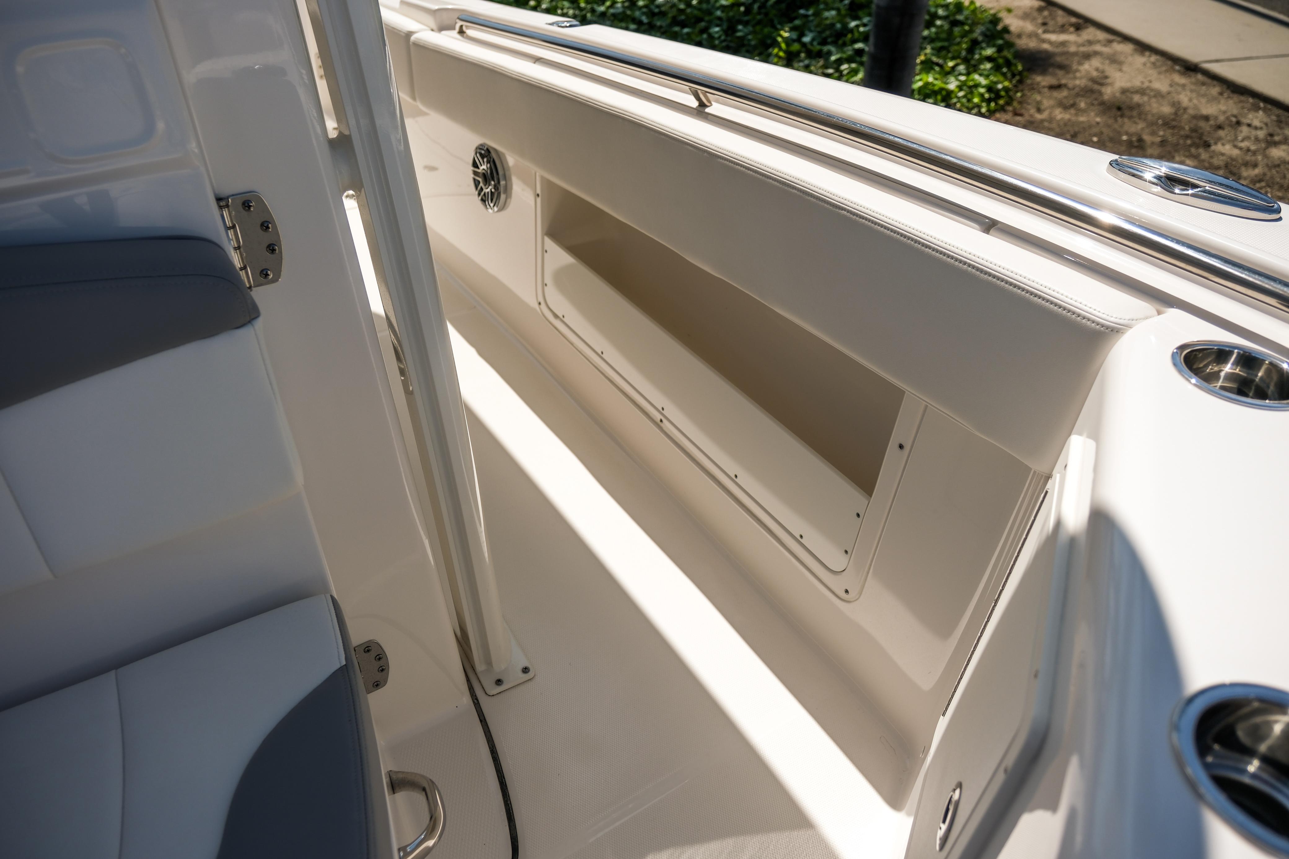 2023-robalo-r302-center-console-power-9817456-20250613121504735-1_XLARGE