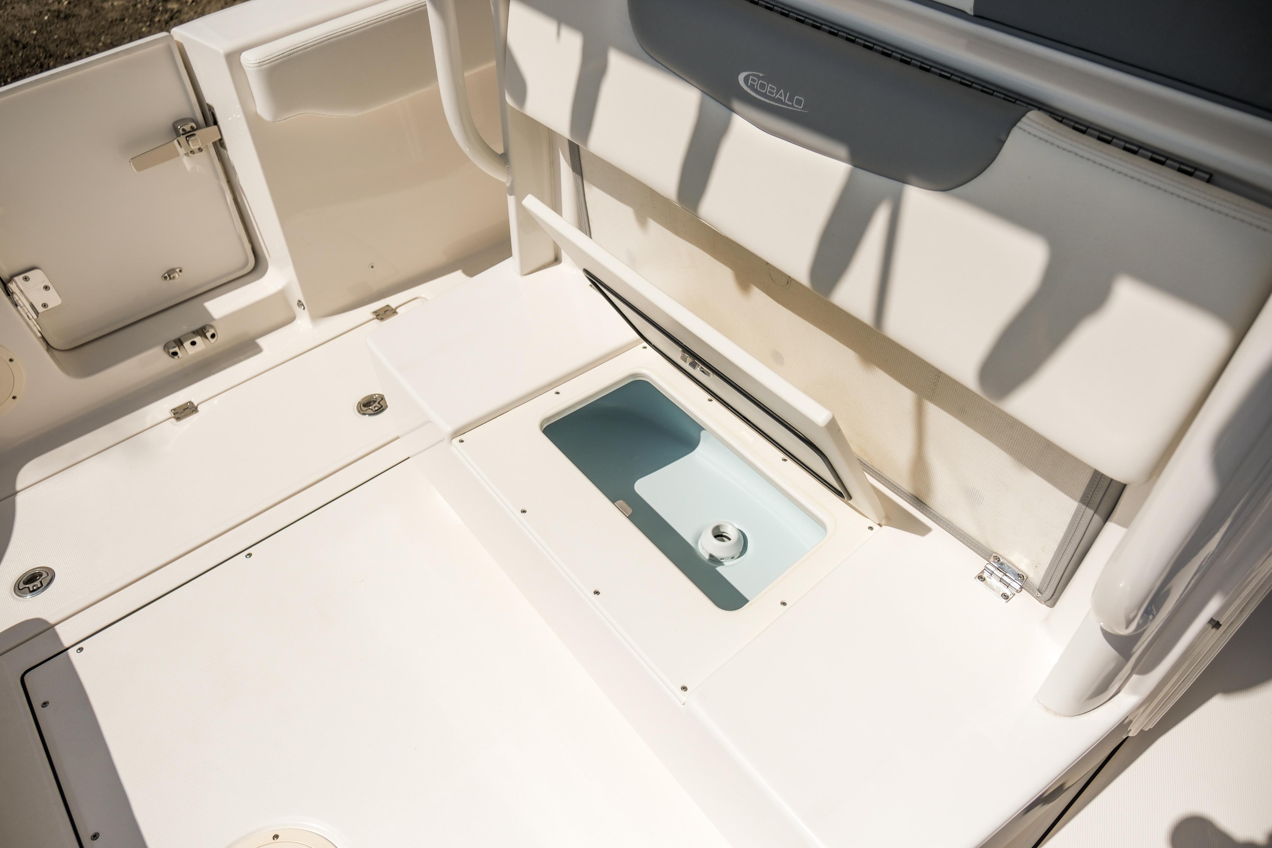 2023-robalo-r302-center-console-power-9817456-20250613121532892-1_XLARGE