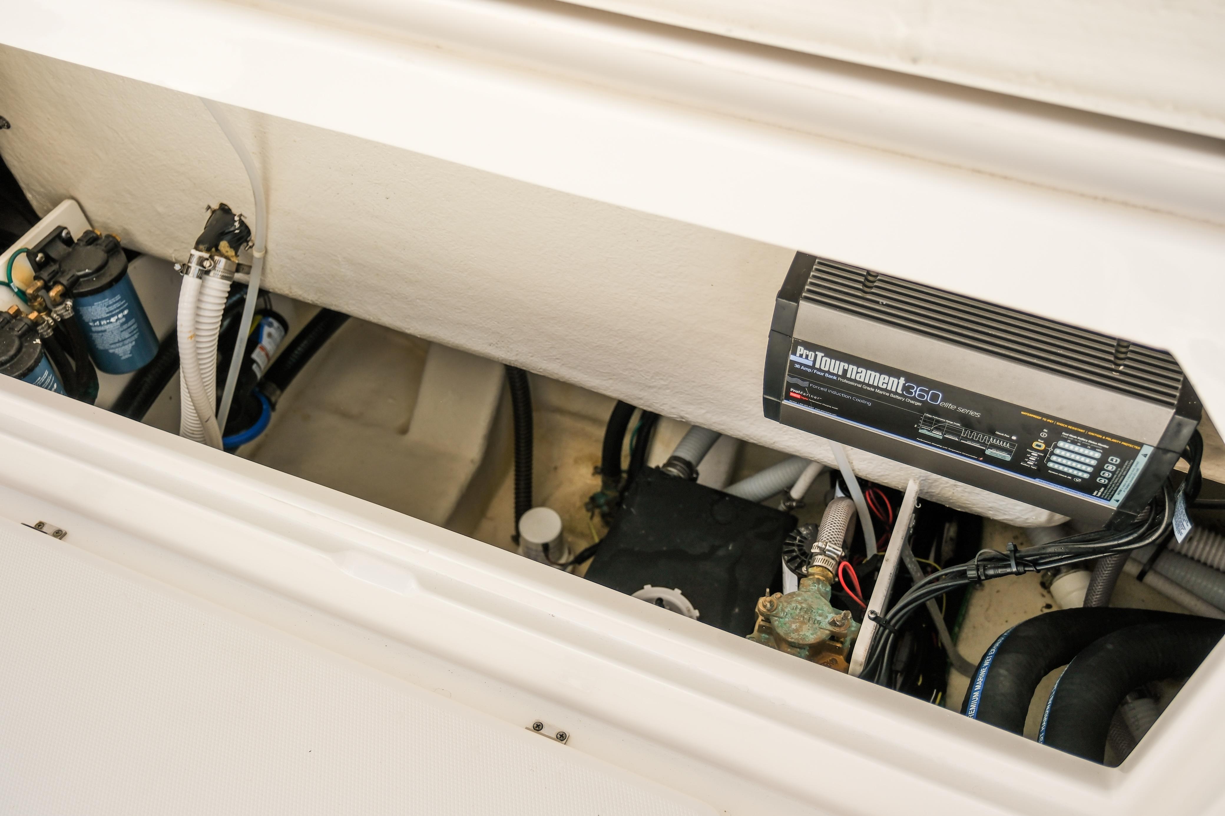 2023-robalo-r302-center-console-power-9817456-20250613121542108-1_XLARGE