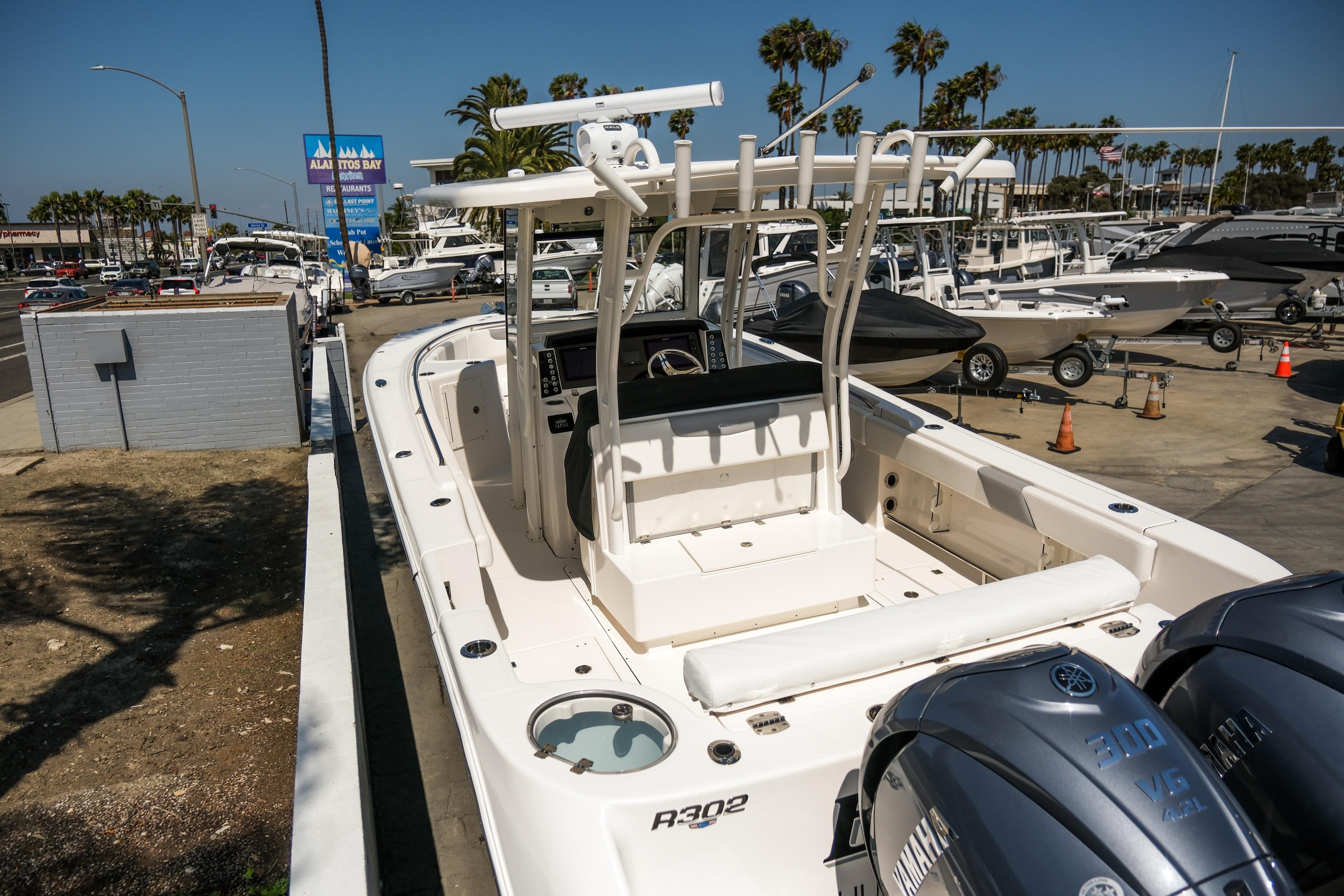 2023-robalo-r302-center-console-power-9817456-20250613121548499-1_XLARGE