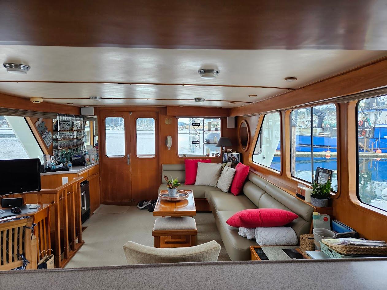 DeFever-53 POC 1987 -WA-US-Interior of 1987 DeFever 53 POC yacht with cozy seating and large windows.-9787461 | Thumbnail