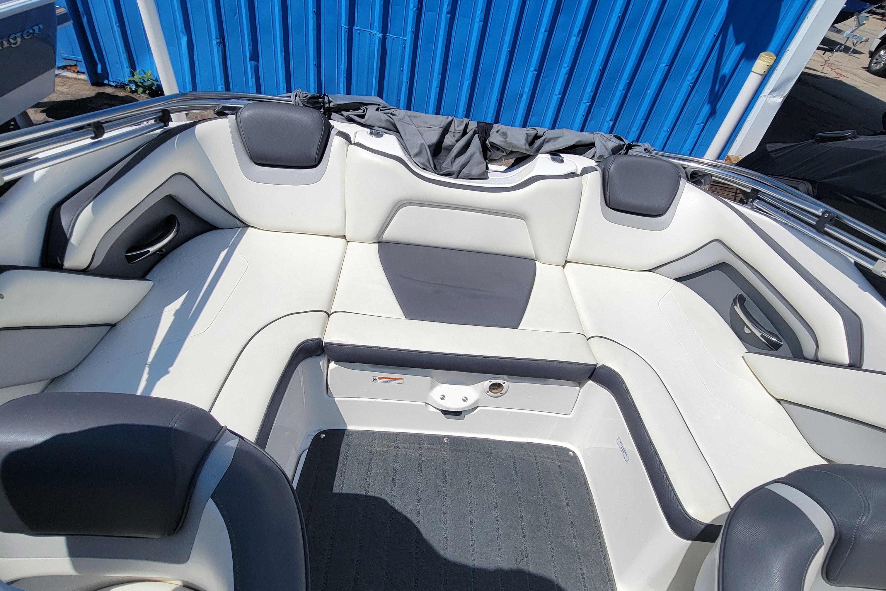 2016 Yamaha Boats SX192 interior with white and gray seating, blue background.