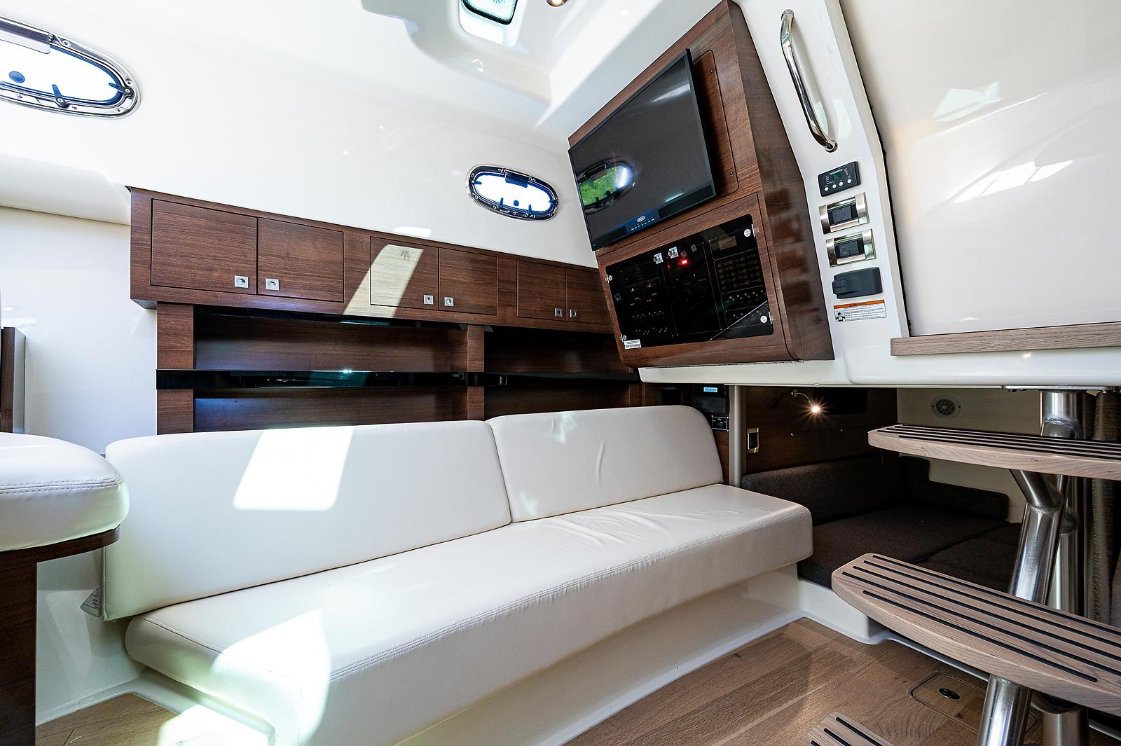 Boston Whaler Divergence - Cabin