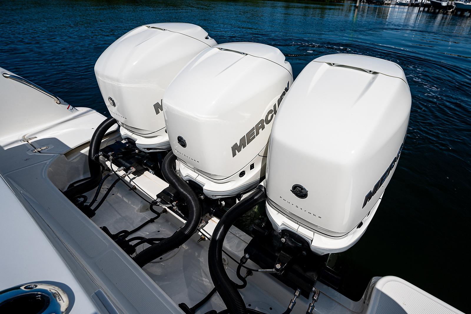 Boston Whaler Divergence - Engines