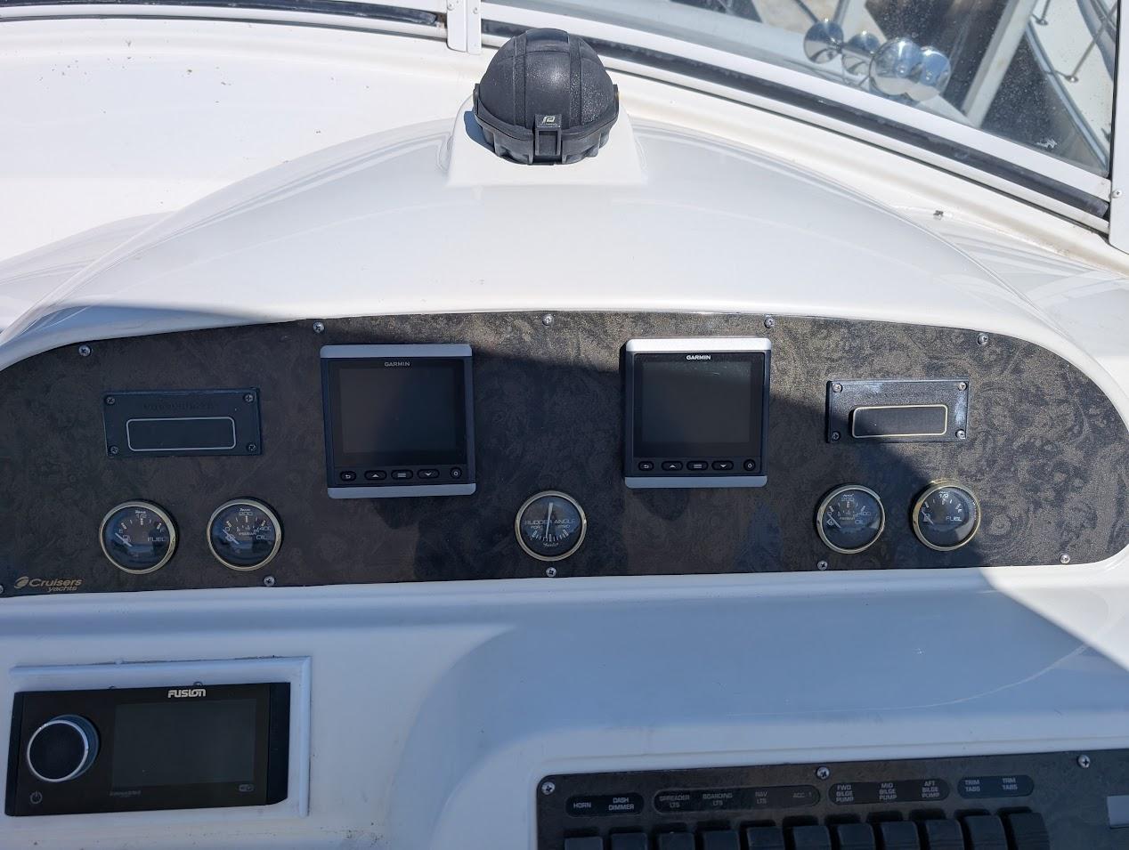 2003-cruisers-yachts-5000-sport-sedan-power-9787490-20250508135541364-1_XLARGE