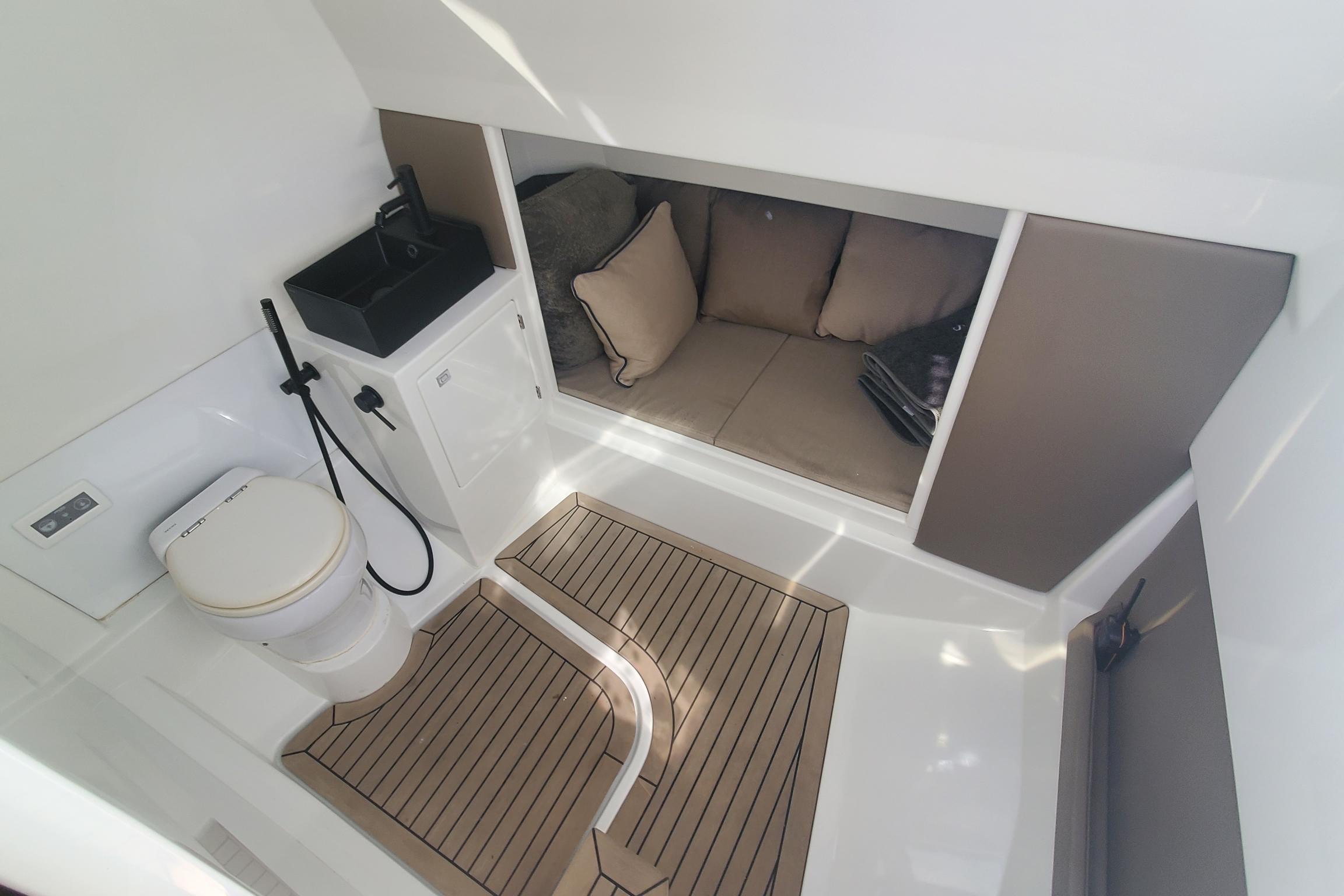 Vanquish 40 Smart - Cabin interior and head