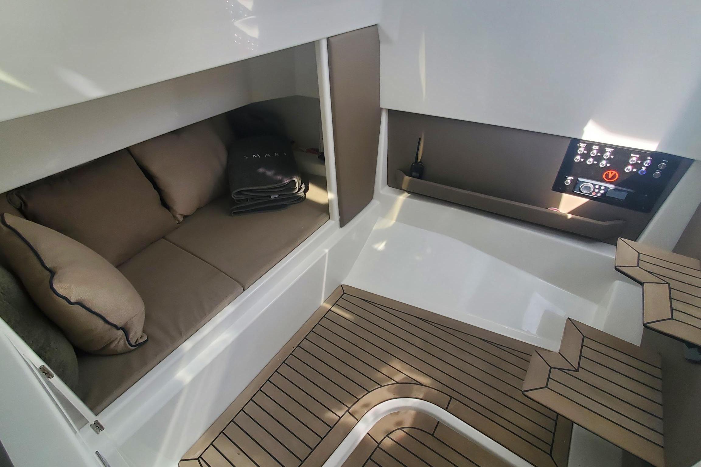 Vanquish 40 Smart - Cabin interior