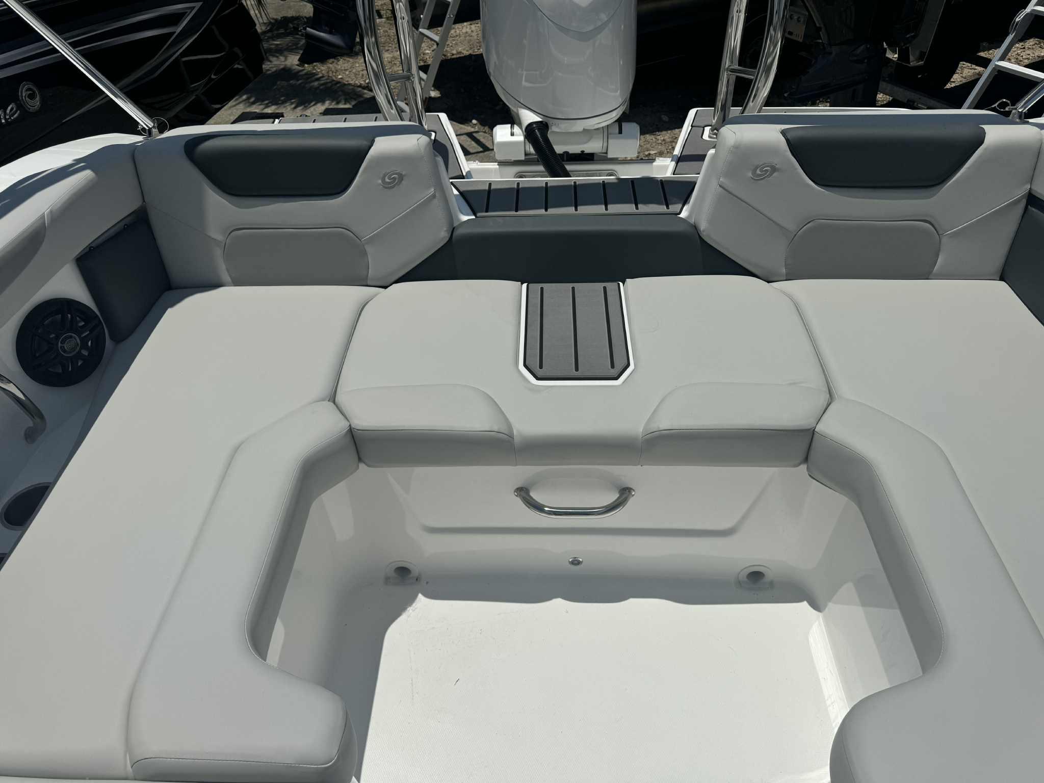 2026 Hurricane SunDeck 2050 OB-8