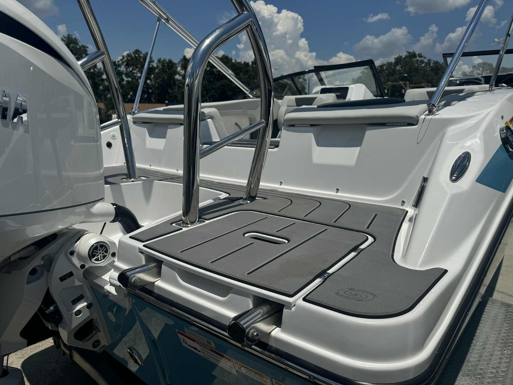 2026 Hurricane SunDeck 2050 OB-11