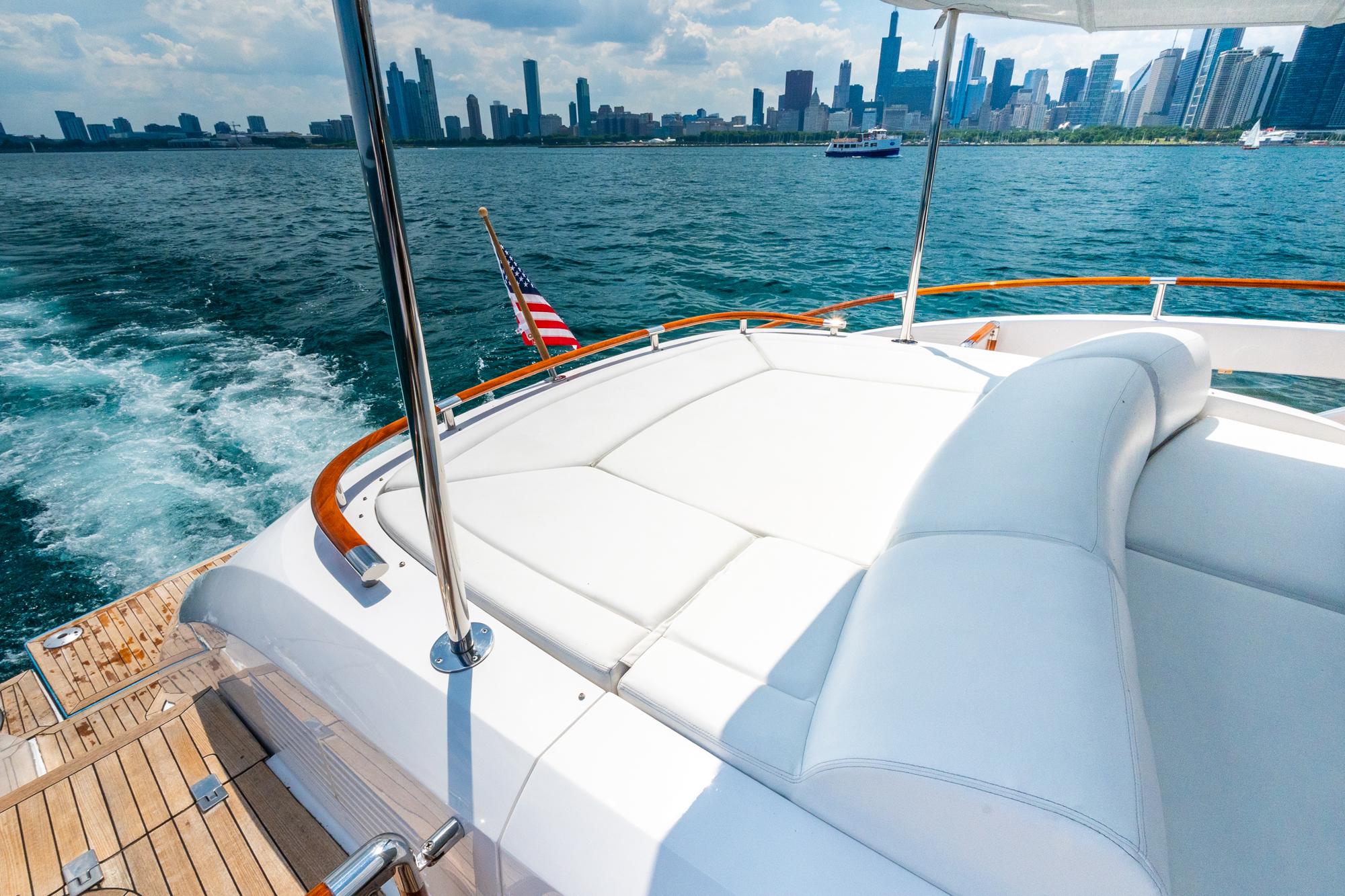 Lazzara-78 LSX TWIN ENGINES 2010-LATITUDE IL-US-Luxury Lazzara 78 LSX yacht cruising with city skyline in background, 2010 model.-9307533 | Thumbnail