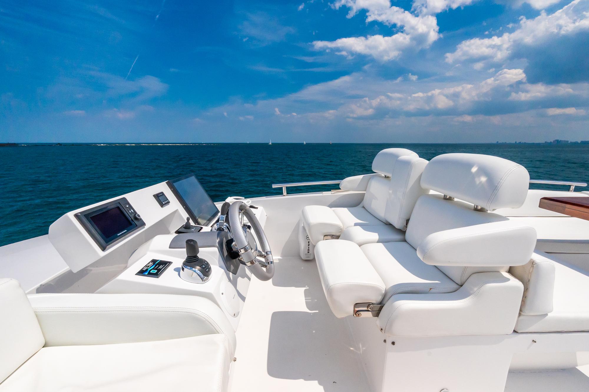 Lazzara-78 LSX TWIN ENGINES 2010-LATITUDE IL-US-Luxurious 2010 Lazzara 78 LSX yacht helm with white seating and ocean view.-9307533 | Thumbnail