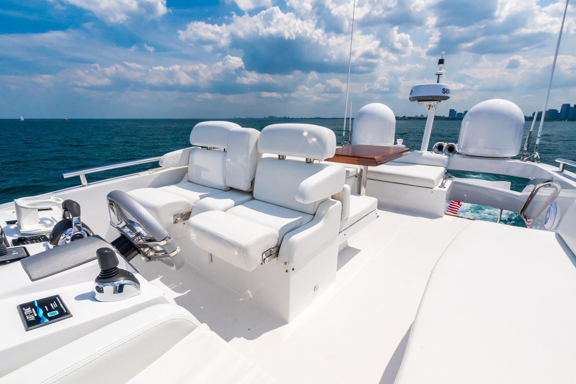 Lazzara-78 LSX TWIN ENGINES 2010-LATITUDE IL-US-Luxurious 2010 Lazzara 78 LSX yacht deck with twin engines, featuring plush white seating.-9307533 | Thumbnail