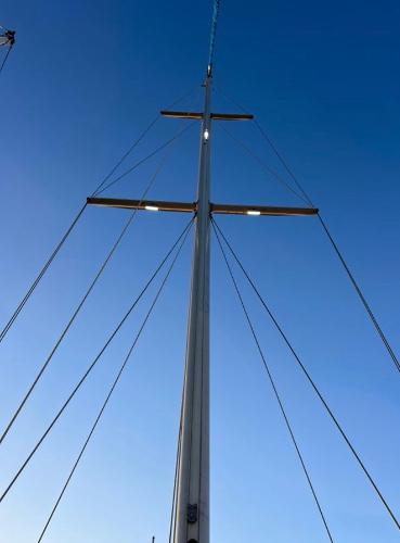 Mast of 1985 Gib'Sea 126 sailboat against clear blue sky.