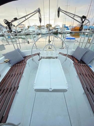 The image shows a 1985 Gib'se 126 with a white and black design. The image is focused on the back of the device. The image is a close-up of the device. The image is a close-up of the device. The image is a close-up of the device. The image is a close-up o