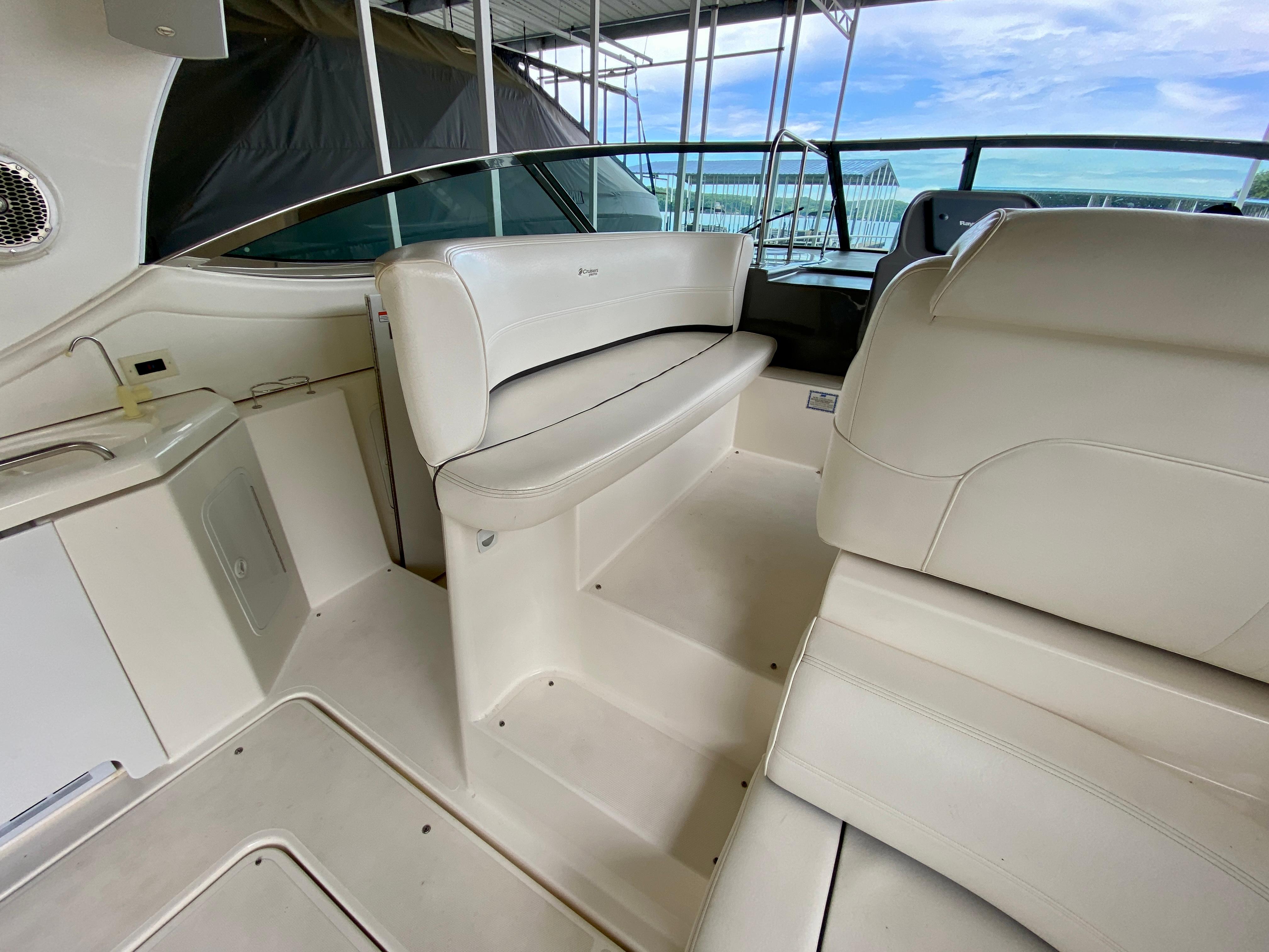 2007-cruisers-yachts-370-express-power-9857506-20250630161116225-1