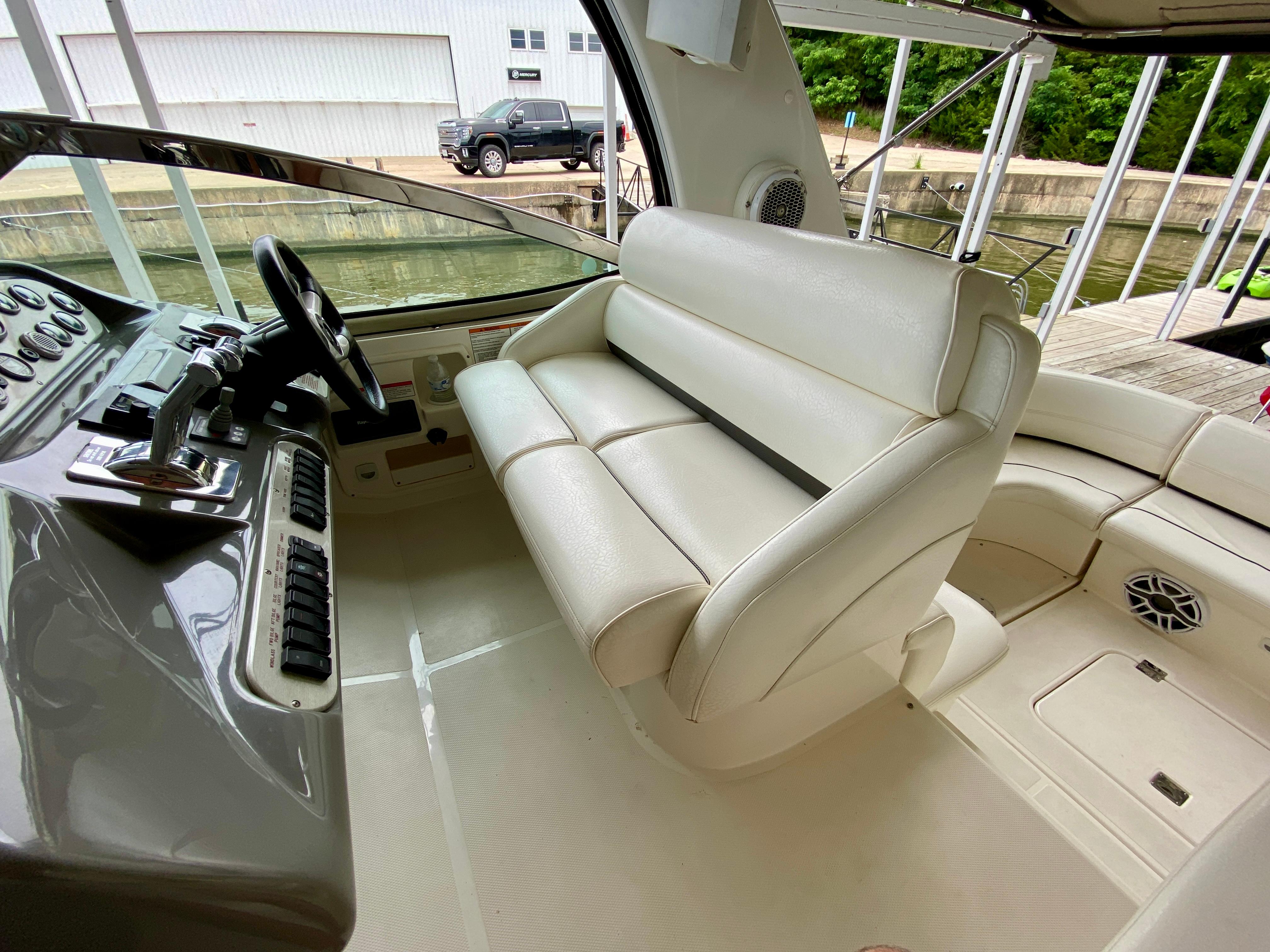 2007-cruisers-yachts-370-express-power-9857506-20250630161121640-1