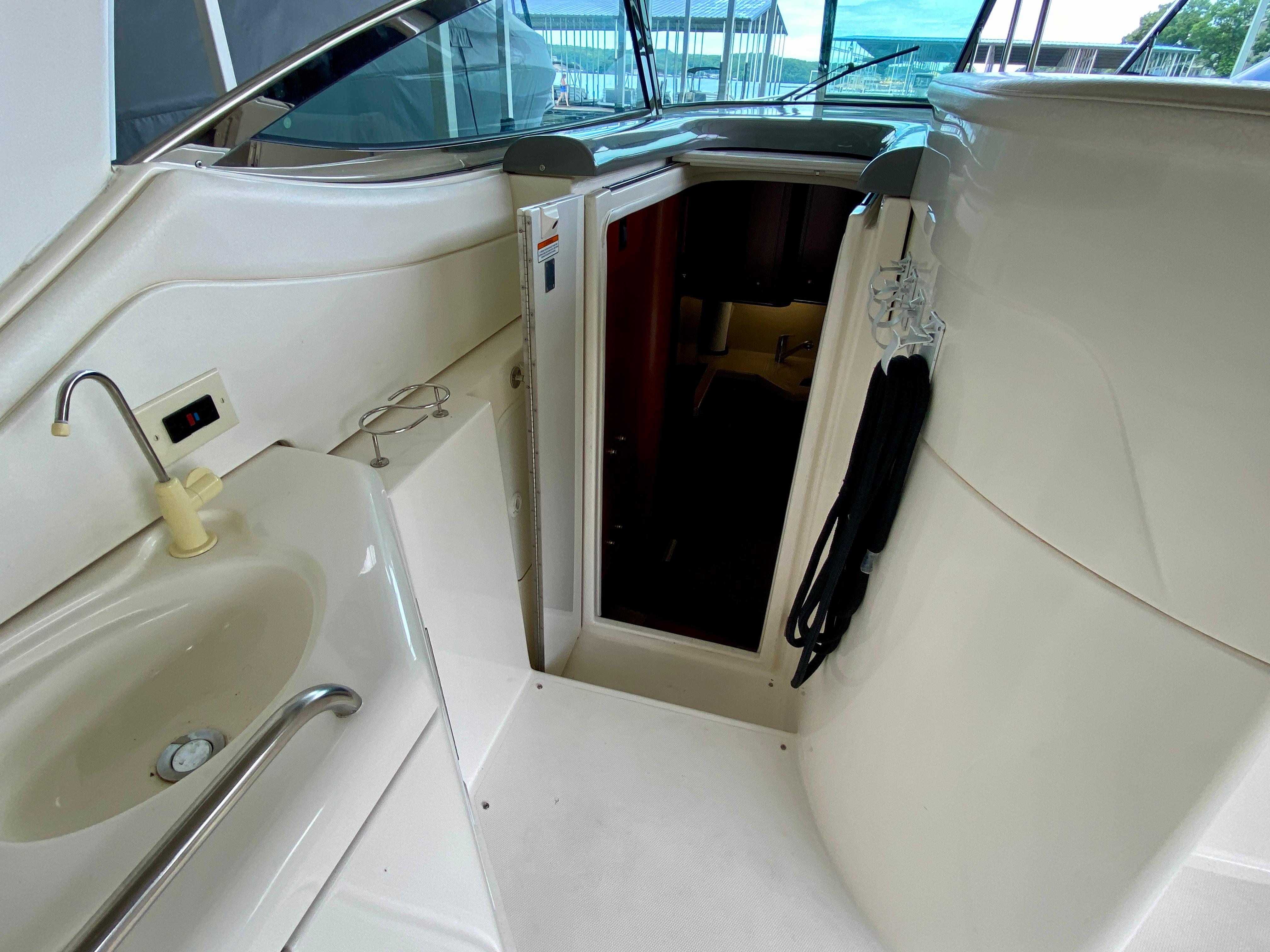 2007-cruisers-yachts-370-express-power-9857506-20250630161227126-1