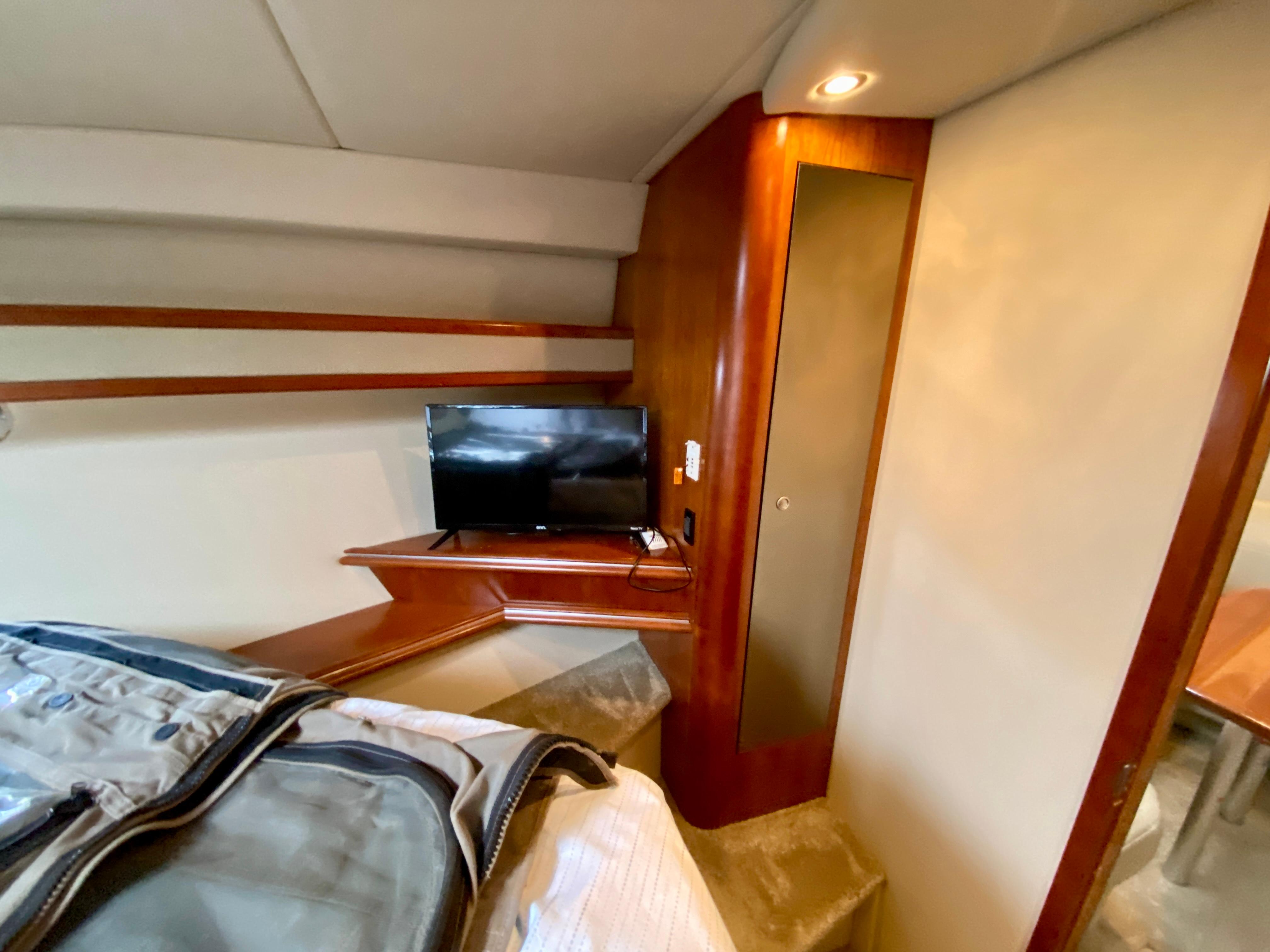 2007-cruisers-yachts-370-express-power-9857506-20250630161256871-1