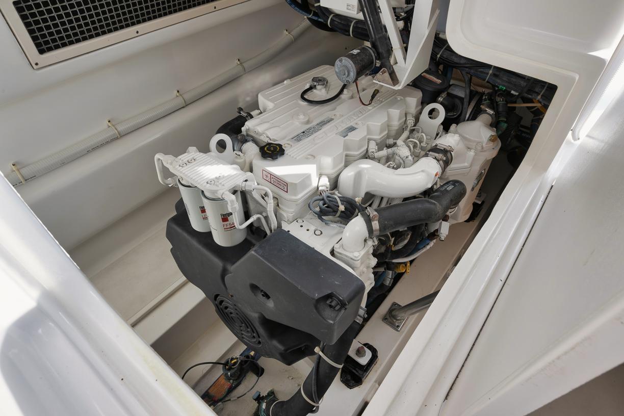 Ocean Yachts 37 Billfish Scurry Along - Engine Room