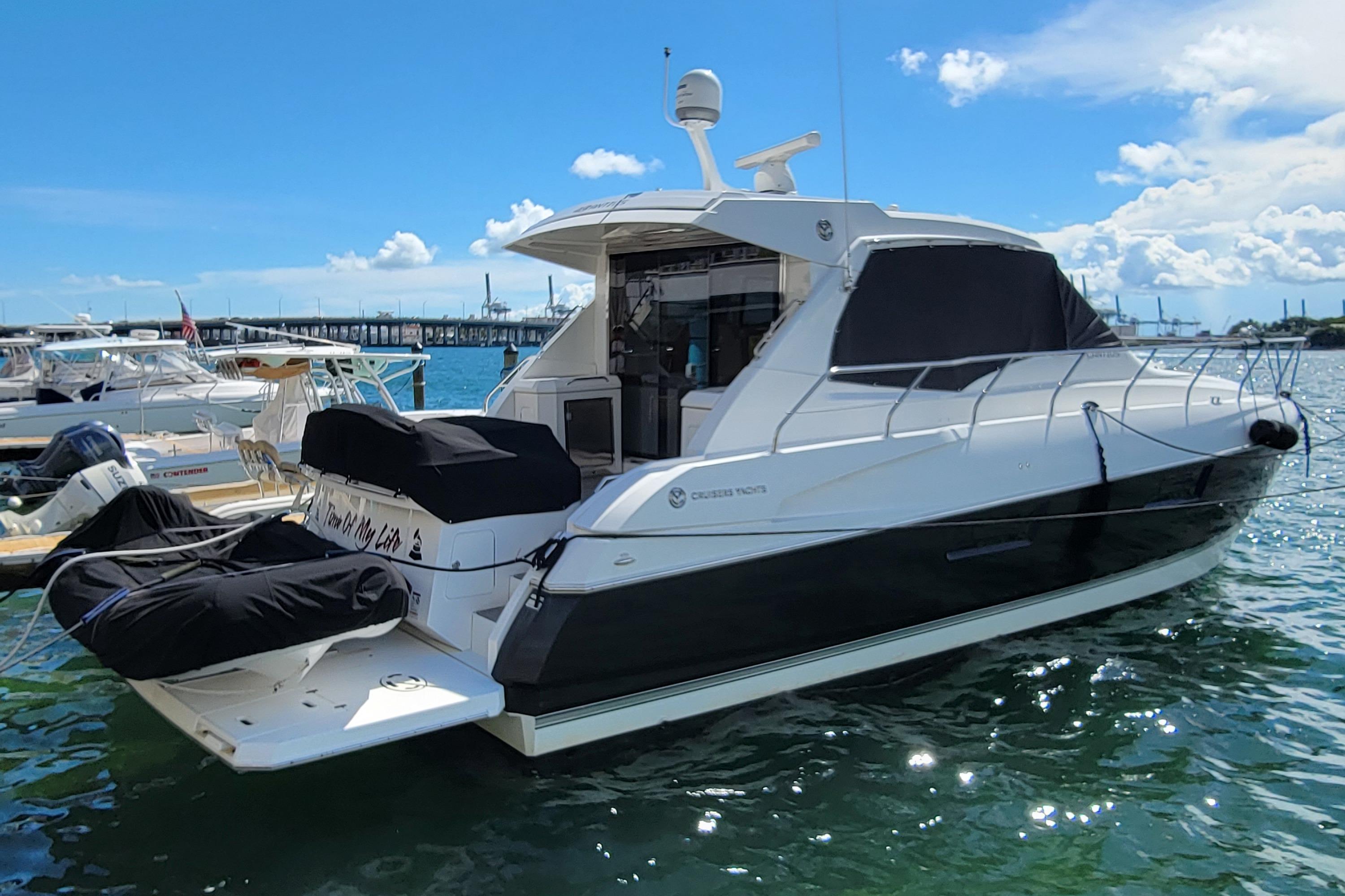 2016 CRUISERS YACHTS 48 CANTIUS LOW HOURS AT 